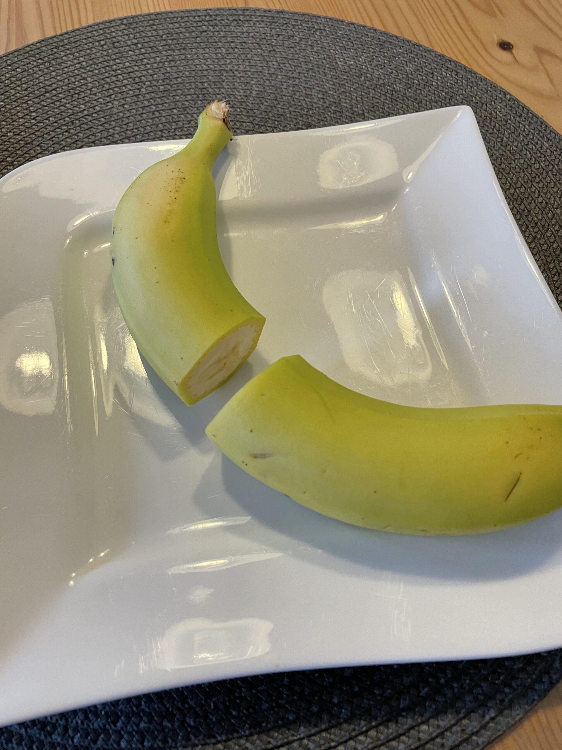 Bild zum Schritt 16 für das Bastel- und DIY-Abenteuer für Kinder: 'Schneidet zuerst die Banane in der Mitte auseinander.'