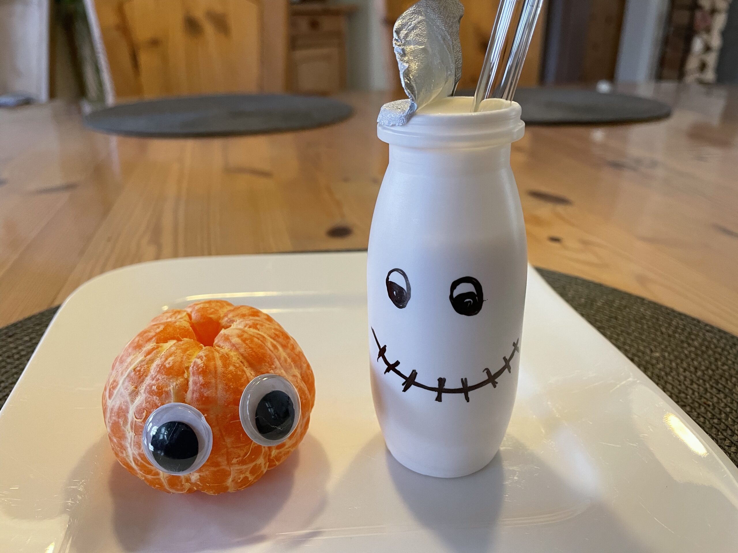 Bild zum Schritt 13 für das Bastel- und DIY-Abenteuer für Kinder: 'Legt die Mandarine nun mit dem Trinkjoghurt zusammen auf einen...'