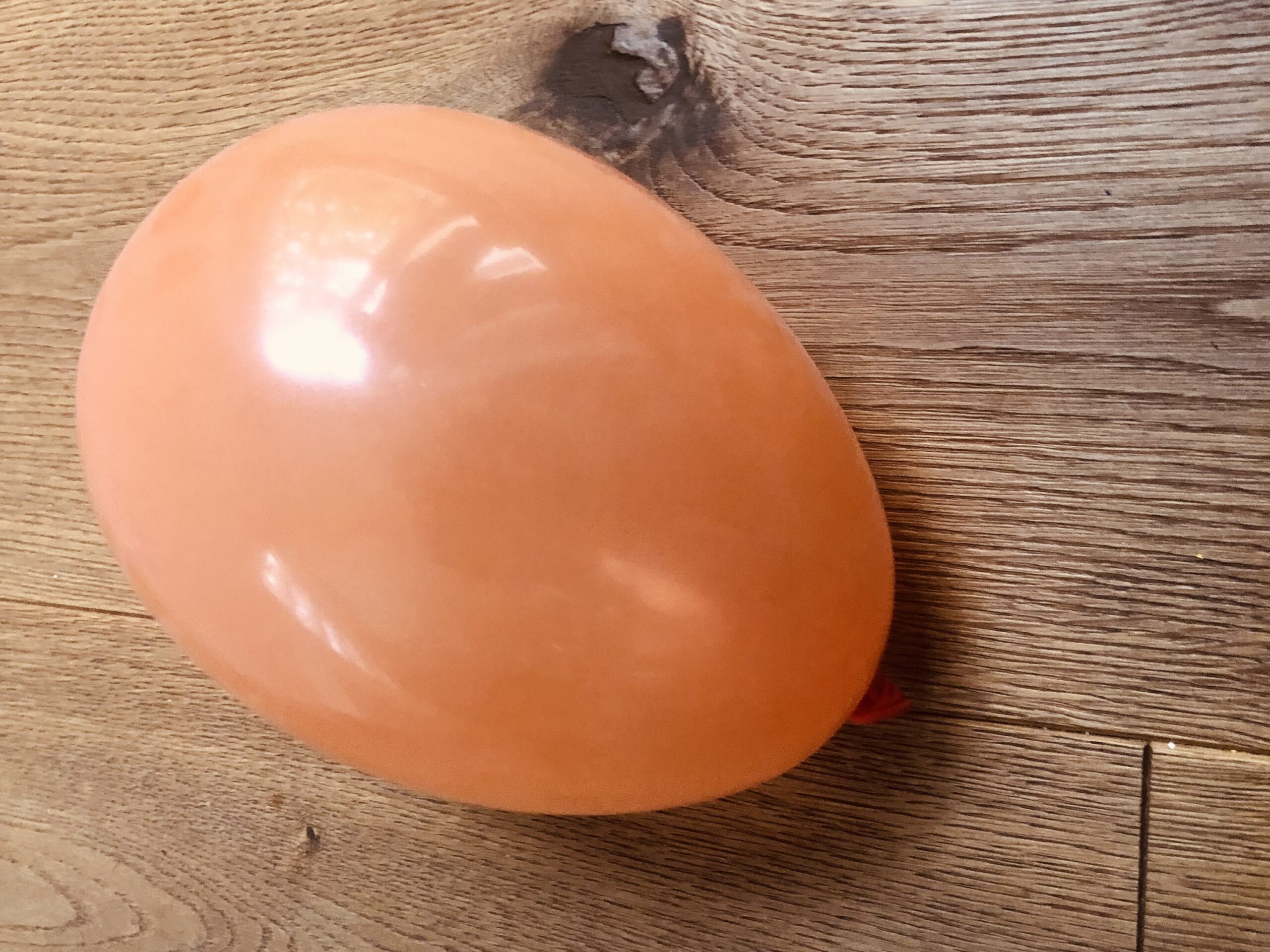 Bild zum Schritt 2 für das Bastel- und DIY-Abenteuer für Kinder: 'Danach pustet ihr den Luftballon auf und verschließt ihn mit...'