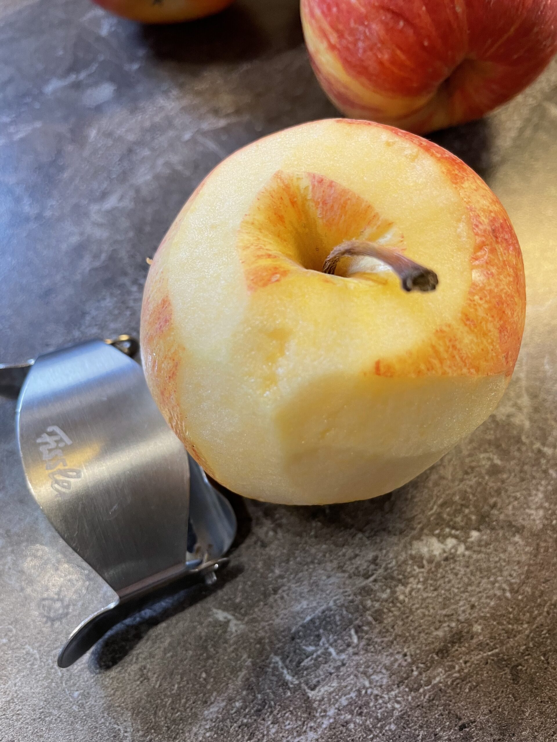 Bild zum Schritt 2 für das Bastel- und DIY-Abenteuer für Kinder: 'Dafür schält ihr die Äpfel mit einem Sparschäler.'