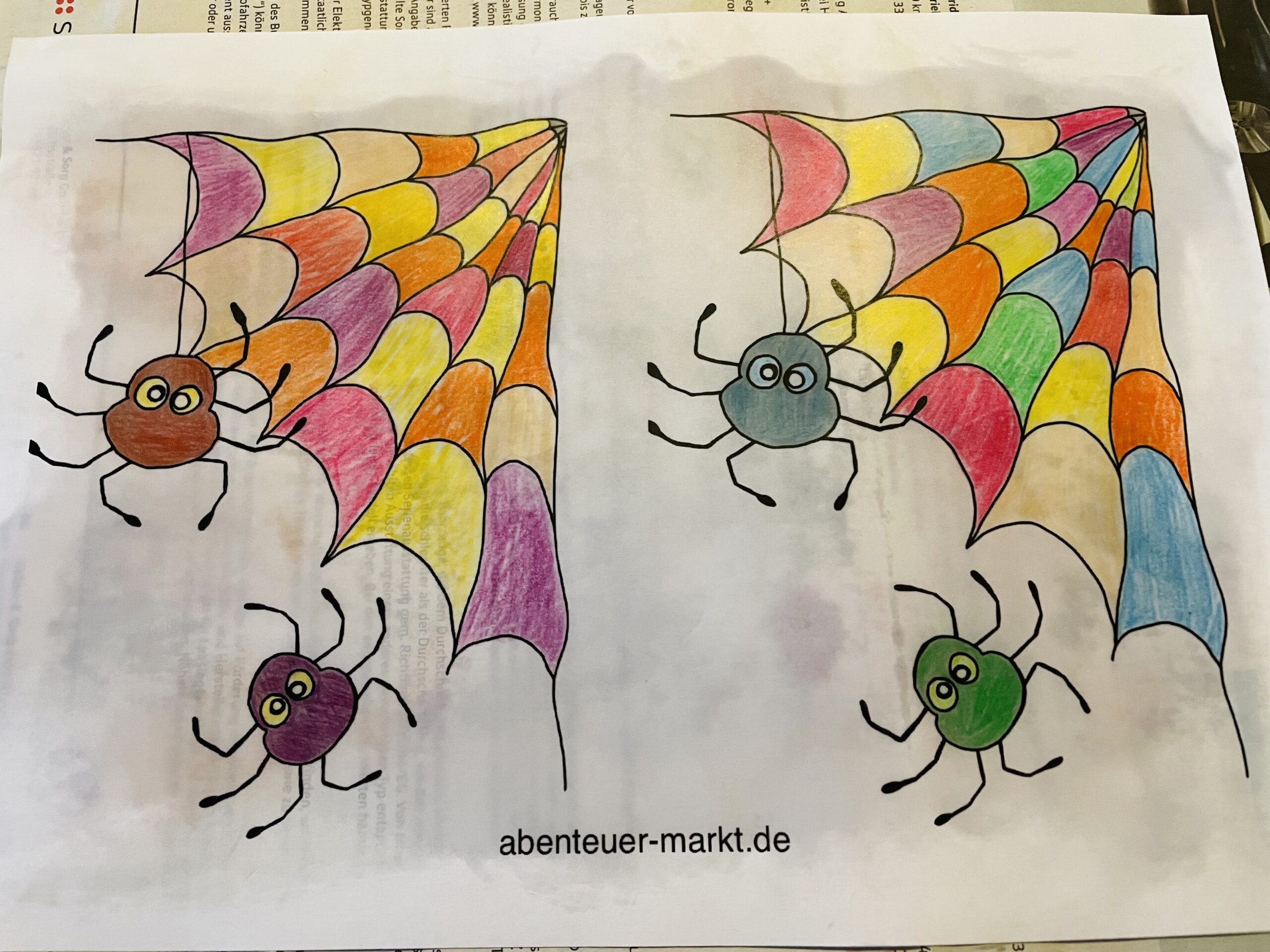 Bild zum Schritt 6 für das Bastel- und DIY-Abenteuer für Kinder: 'Jetzt dreht ihr das Papier wieder auf die Vorderseite. Die...'