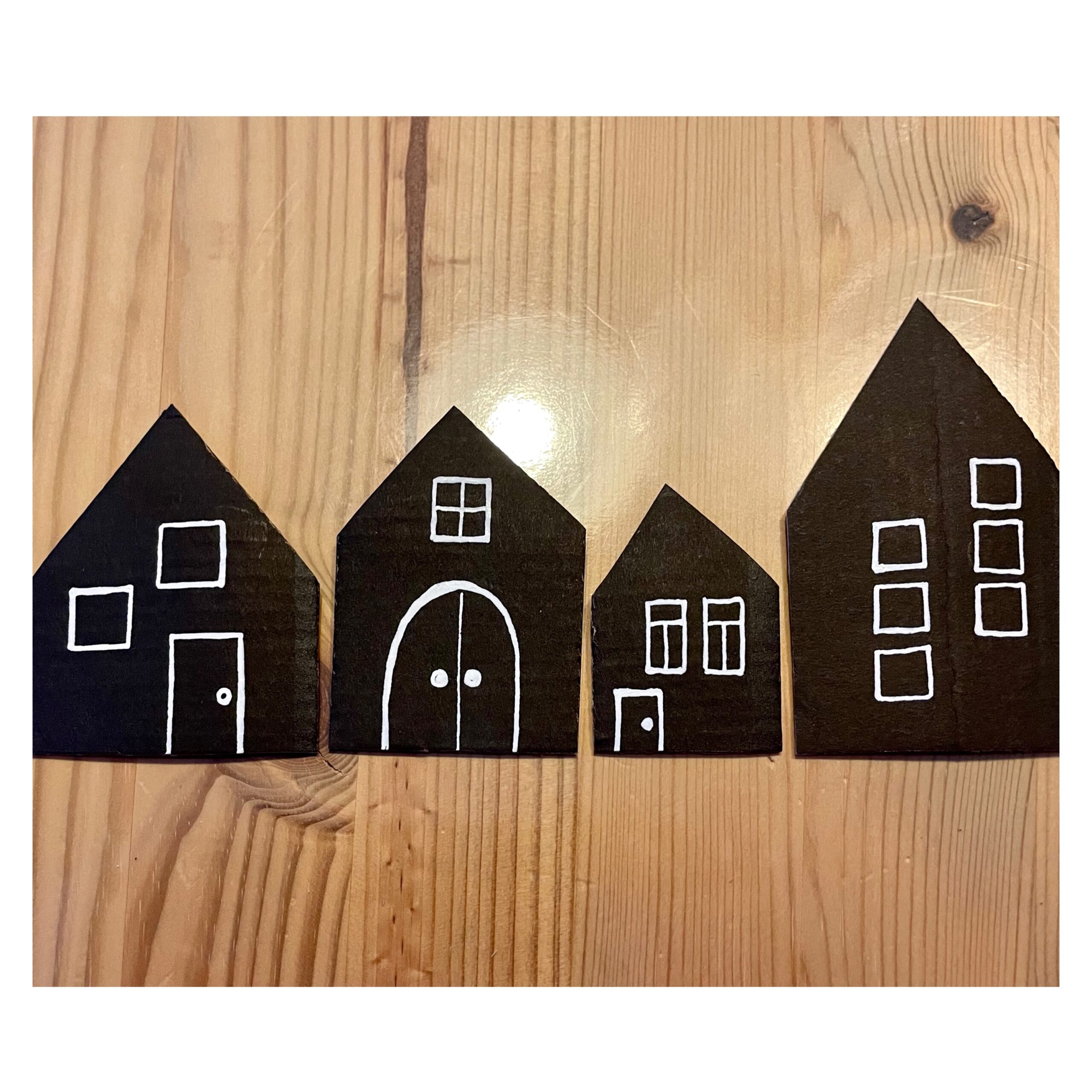 Bild zum Schritt 9 für das Bastel- und DIY-Abenteuer für Kinder: 'Reiht die Häuser nebeneinander und gestaltet so eine große Karte...'