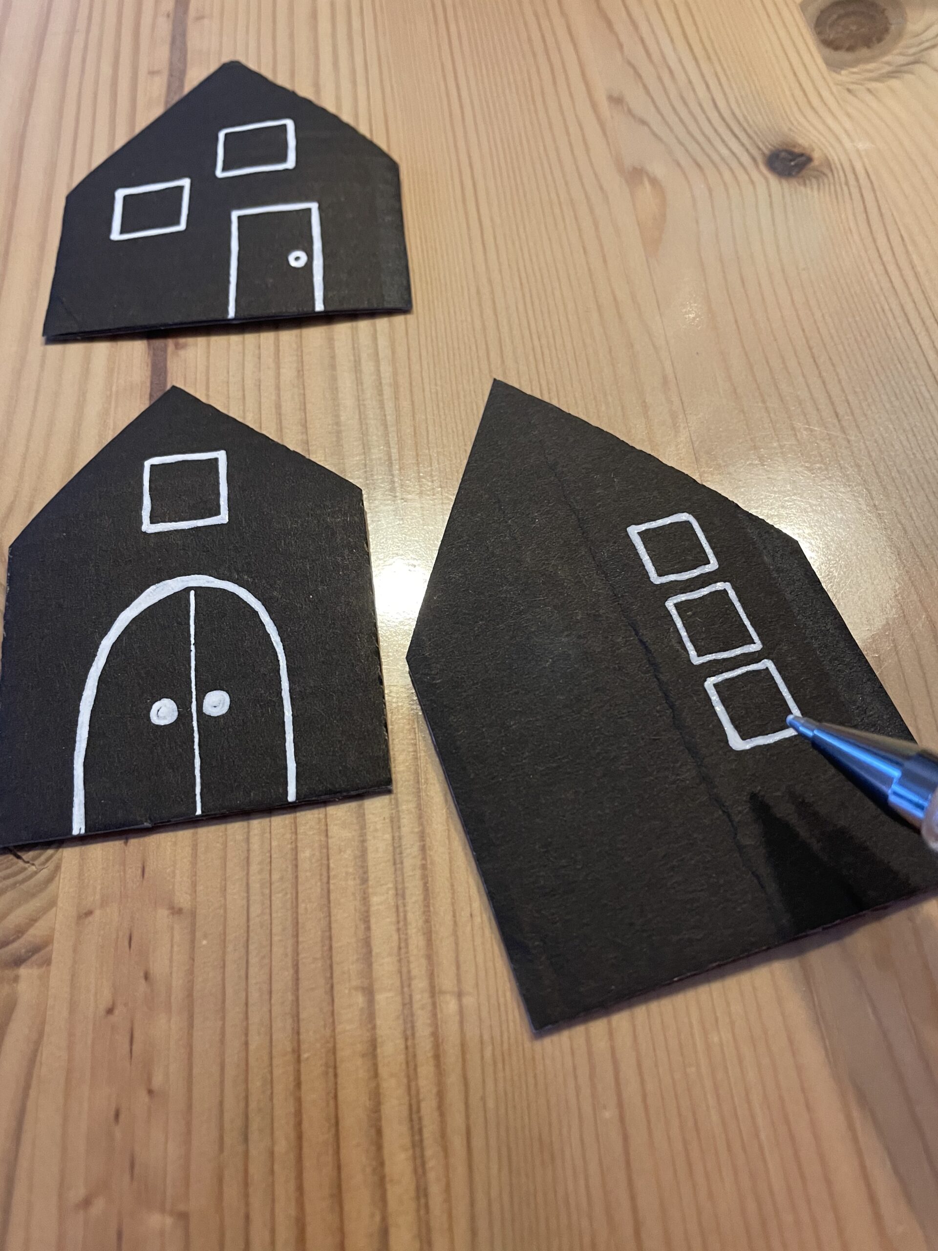 2. Bild zum Schritt 4 für das Bastel- und DIY-Abenteuer für Kinder: 'Anschließend gestaltet ihr jedes Haus unterschiedlich aus.'