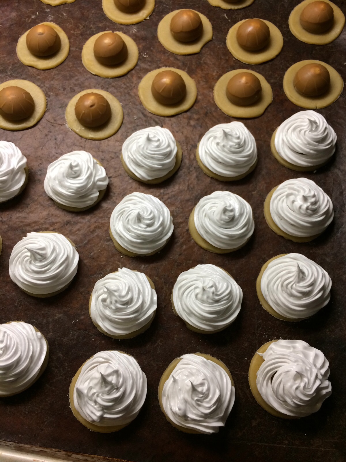 Bild zum Schritt 6 für das Bastel- und DIY-Abenteuer für Kinder: 'Stellt die Plätzchen in den vorgeheizten Backofen und backt sie...'