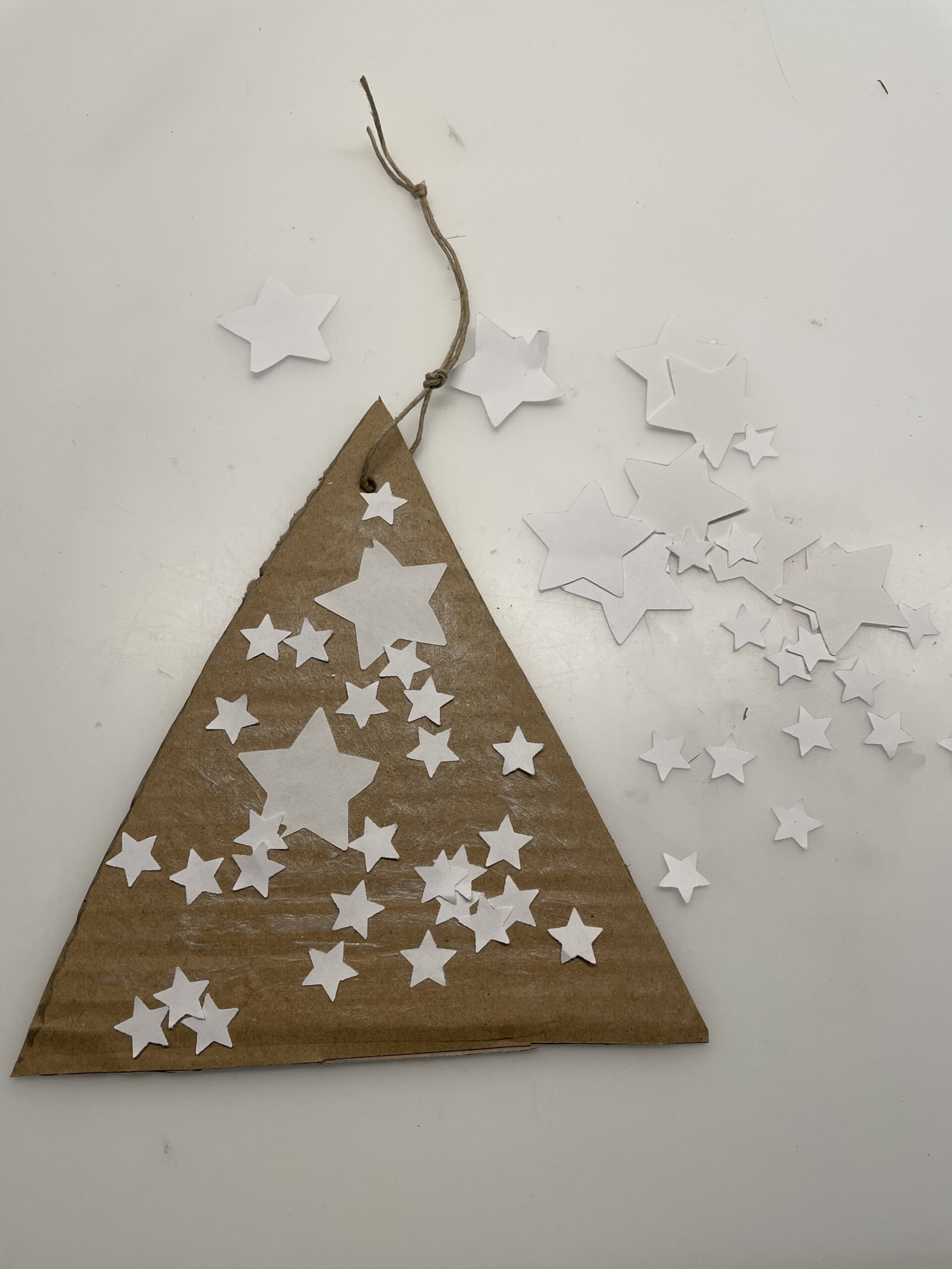 Bild zum Schritt 9 für das Bastel- und DIY-Abenteuer für Kinder: 'Verwendet ihr den Weihnachtsbaum aus Pappe zur Dekoration, dann klebt...'