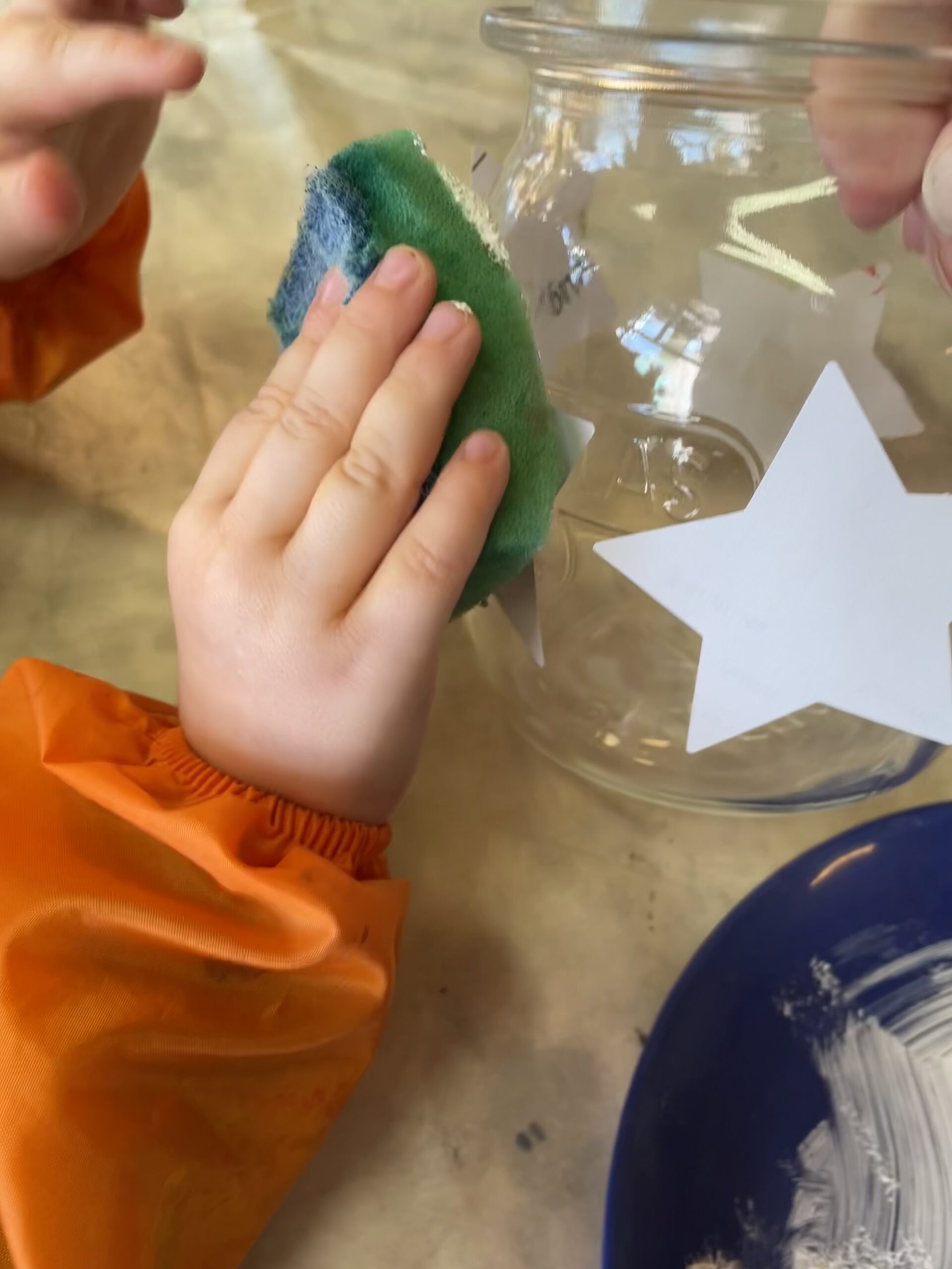 Bild zum Schritt 7 für das Bastel- und DIY-Abenteuer für Kinder: 'Gebt kleineren Kindern Hilfestellung beim Halten des Glases.'