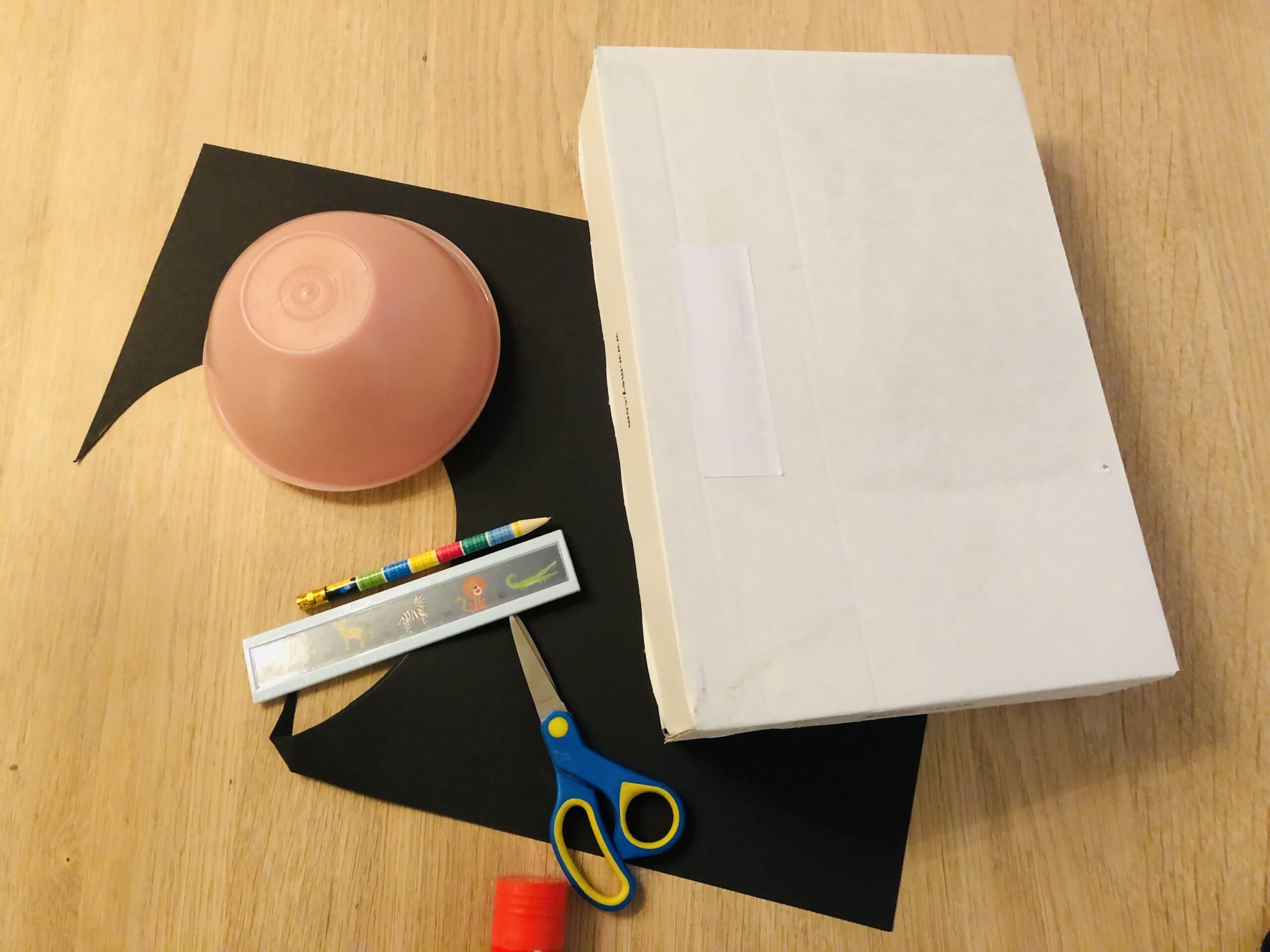 Bild zum Schritt 1 für das Bastel- und DIY-Abenteuer für Kinder: 'Legt zuerst das Material bereit und legt eure Bastelunterlage aus....'