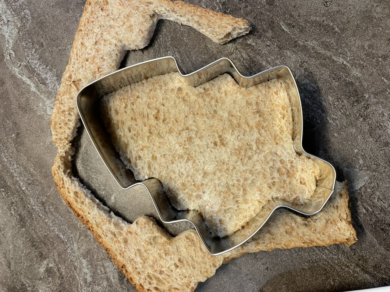 Bild zum Schritt 5 für das Bastel- und DIY-Abenteuer für Kinder: 'Entfernt die äußeren Teile des Toasts.  Vielleicht mögt ihr...'