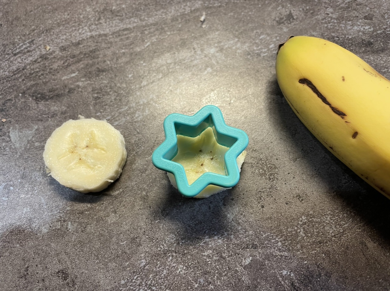 Bild zum Schritt 10 für das Bastel- und DIY-Abenteuer für Kinder: 'Für die Sterne verwendet ihr eine halbe, geschälte Banane. Schneidet...'