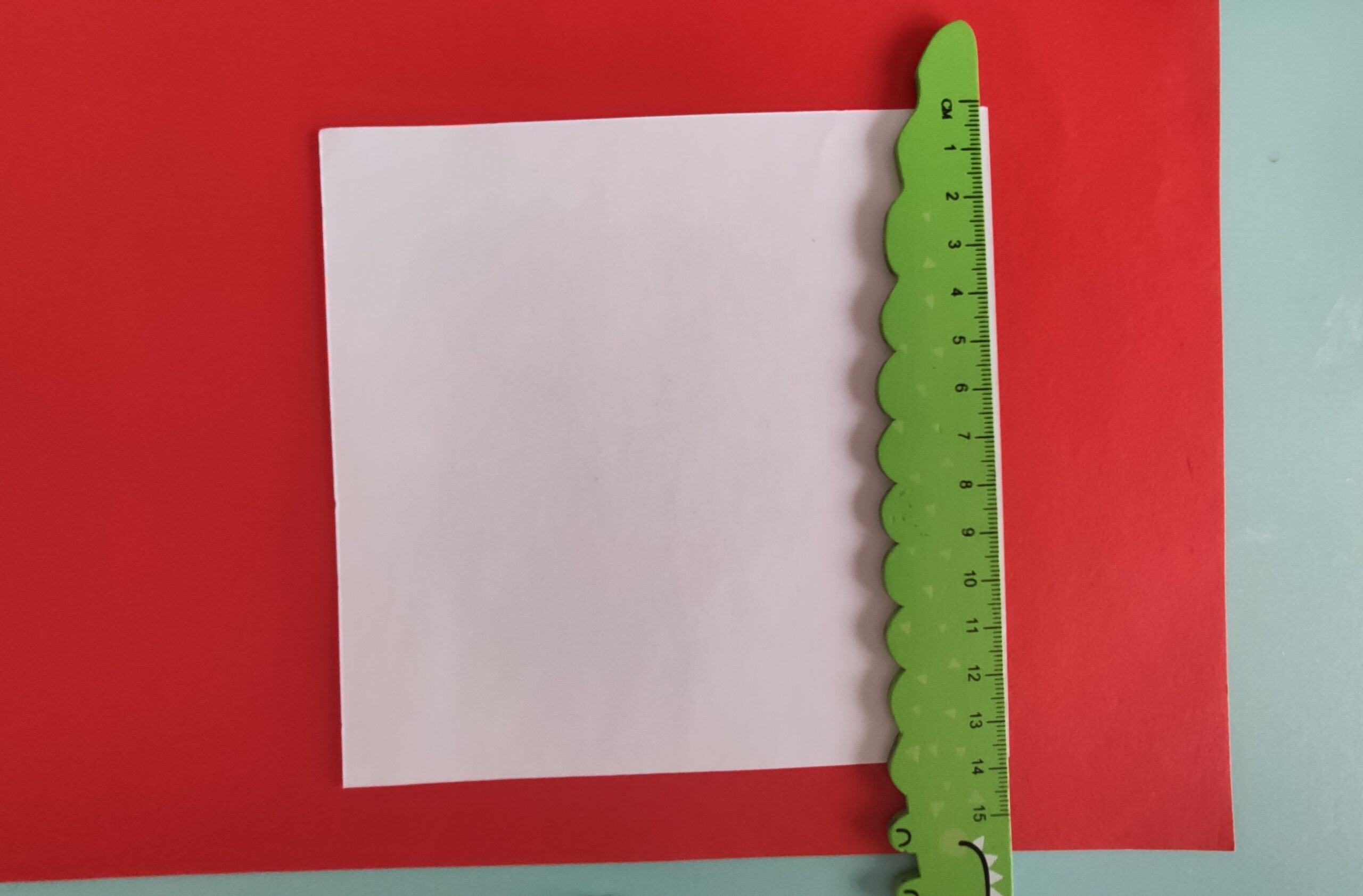 Bild zum Schritt 2 für das Bastel- und DIY-Abenteuer für Kinder: 'Schneidet euch das weiße Papier quadratisch auf 14 cm x...'