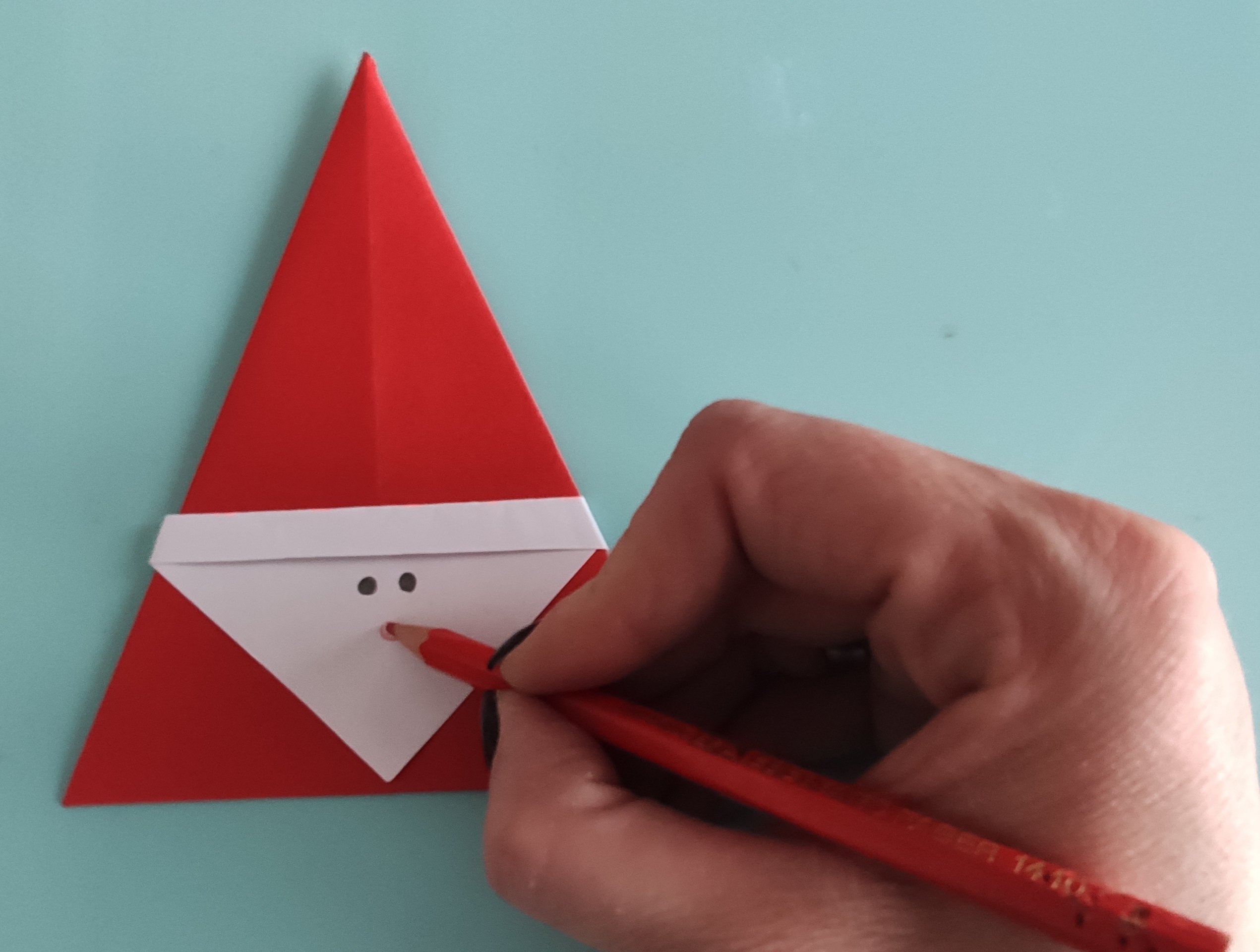 Bild zum Schritt 12 für das Bastel- und DIY-Abenteuer für Kinder: 'Mit dem roten Stift malt ihr danach eine Nase. ...'