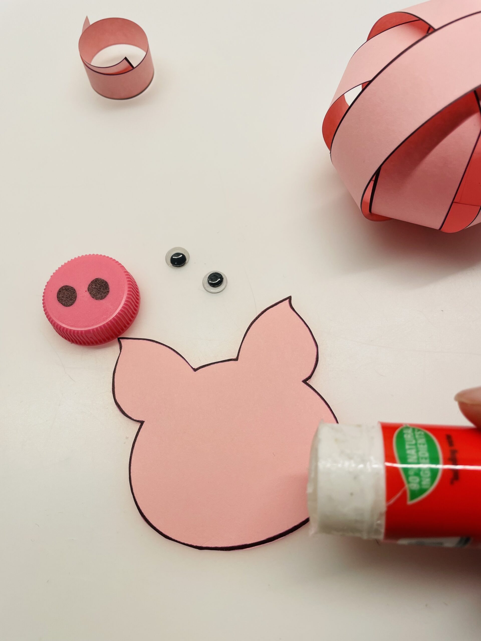 Bild zum Schritt 23 für das Bastel- und DIY-Abenteuer für Kinder: 'Malt euch nun einen Schweinekopf auf und schneidet diesen aus...'