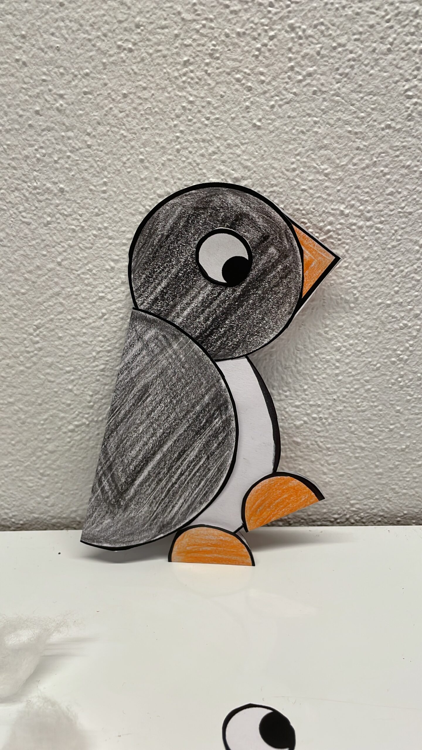 Bild zum Schritt 14 für das Bastel- und DIY-Abenteuer für Kinder: 'Fertig ist der kleine Pinguin. Verwendet ihn für eine Karte...'