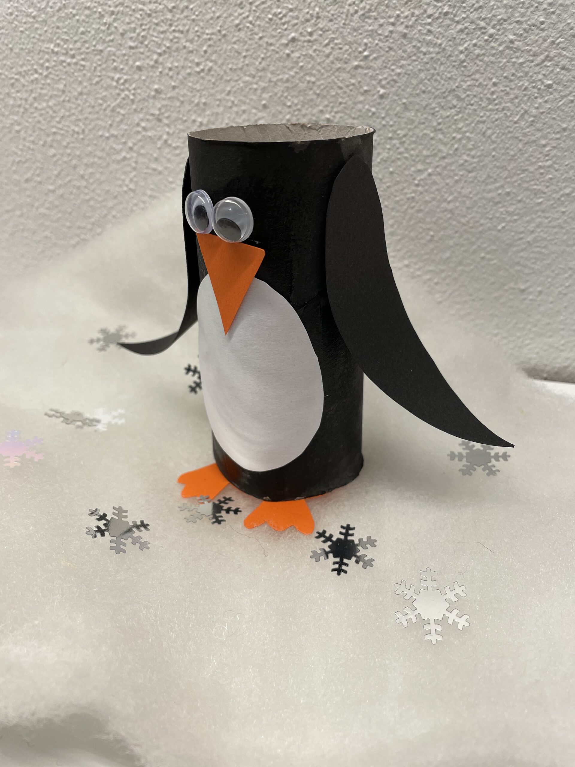 Bild zum Schritt 15 für das Bastel- und DIY-Abenteuer für Kinder: 'Fertig ist der Pinguin.'