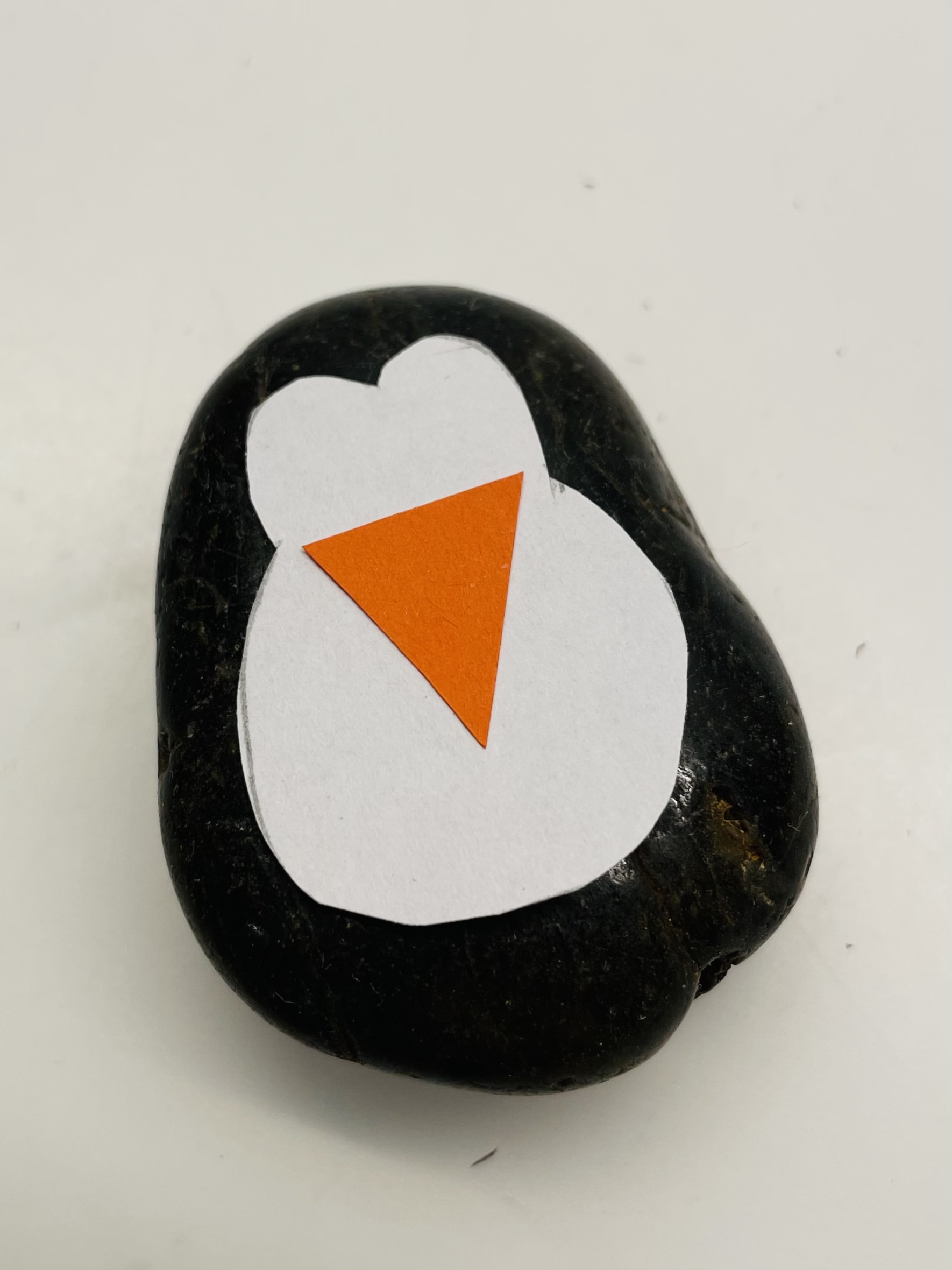 Bild zum Schritt 3 für das Bastel- und DIY-Abenteuer für Kinder: 'Danach schneidet ihr ein kleines orangefarbenes Dreieck aus und legt...'