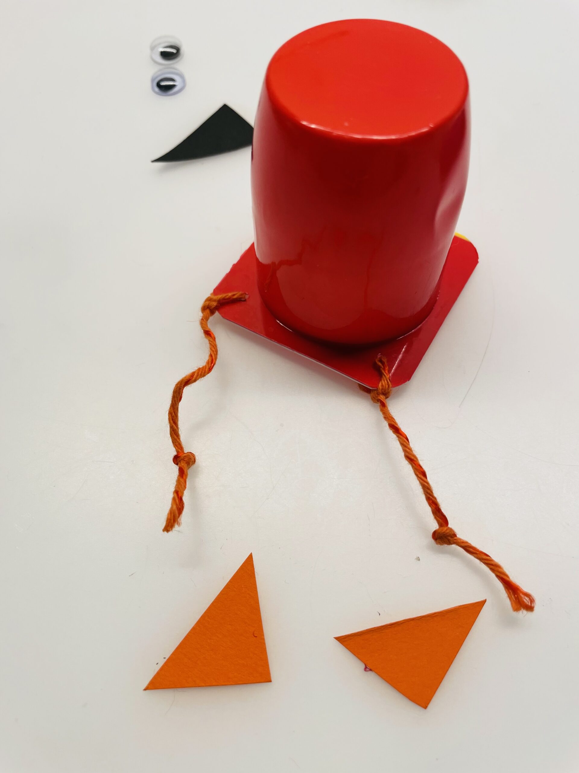 Bild zum Schritt 10 für das Bastel- und DIY-Abenteuer für Kinder: 'Schneidet euch zwei Dreiecke mit 2cm x2cm aus. Das sind...'
