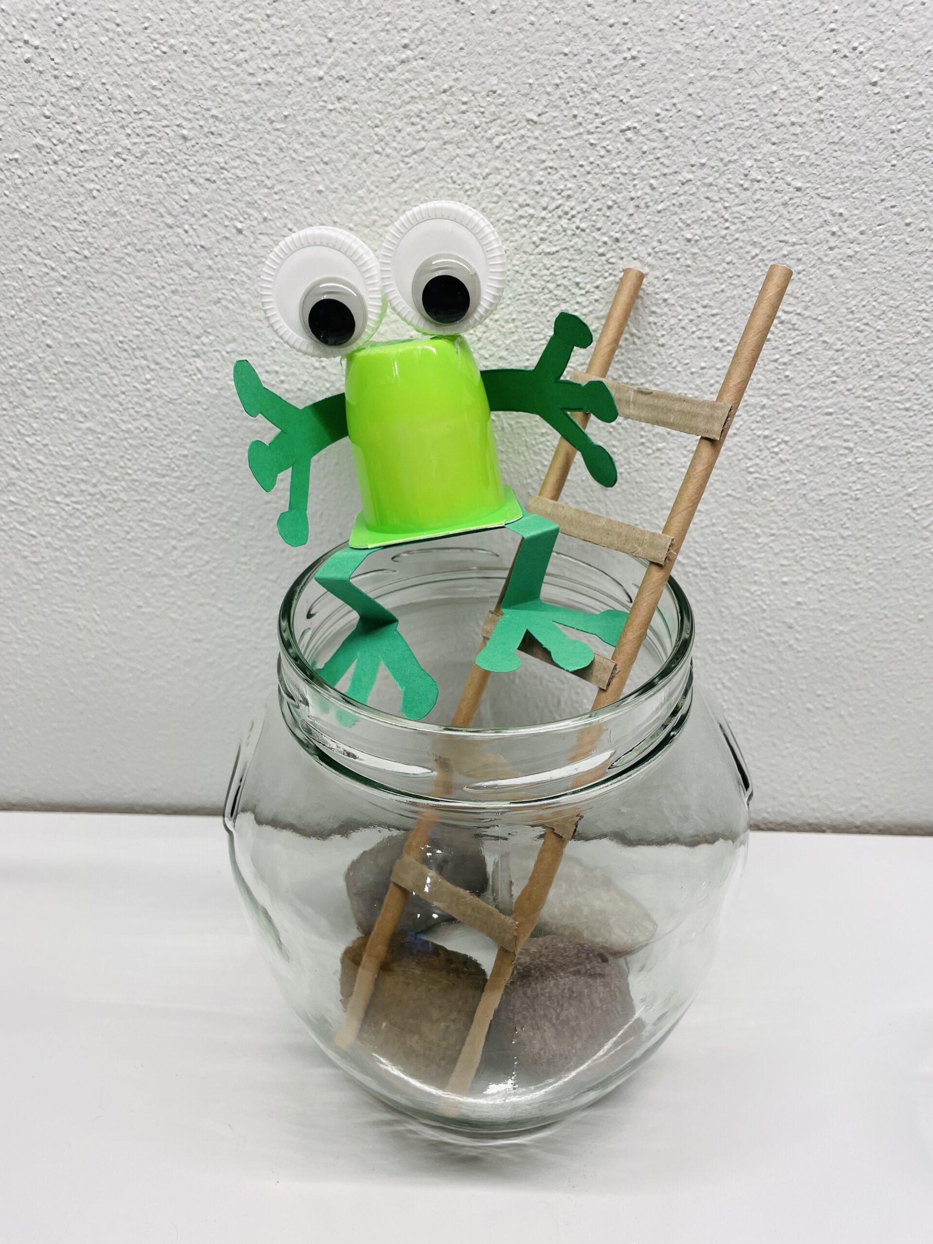 Bild zum Schritt 12 für das Bastel- und DIY-Abenteuer für Kinder: 'Setzt abschließend den Frosch auf den Glasrand.   Fertig...'