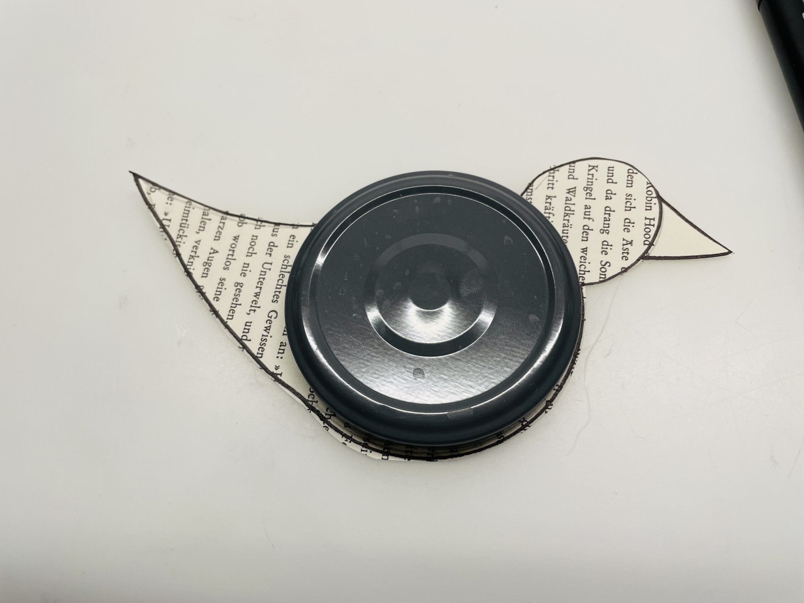 Bild zum Schritt 4 für das Bastel- und DIY-Abenteuer für Kinder: 'Legt den Deckel auf den ausgeschnittenen Vogel.'