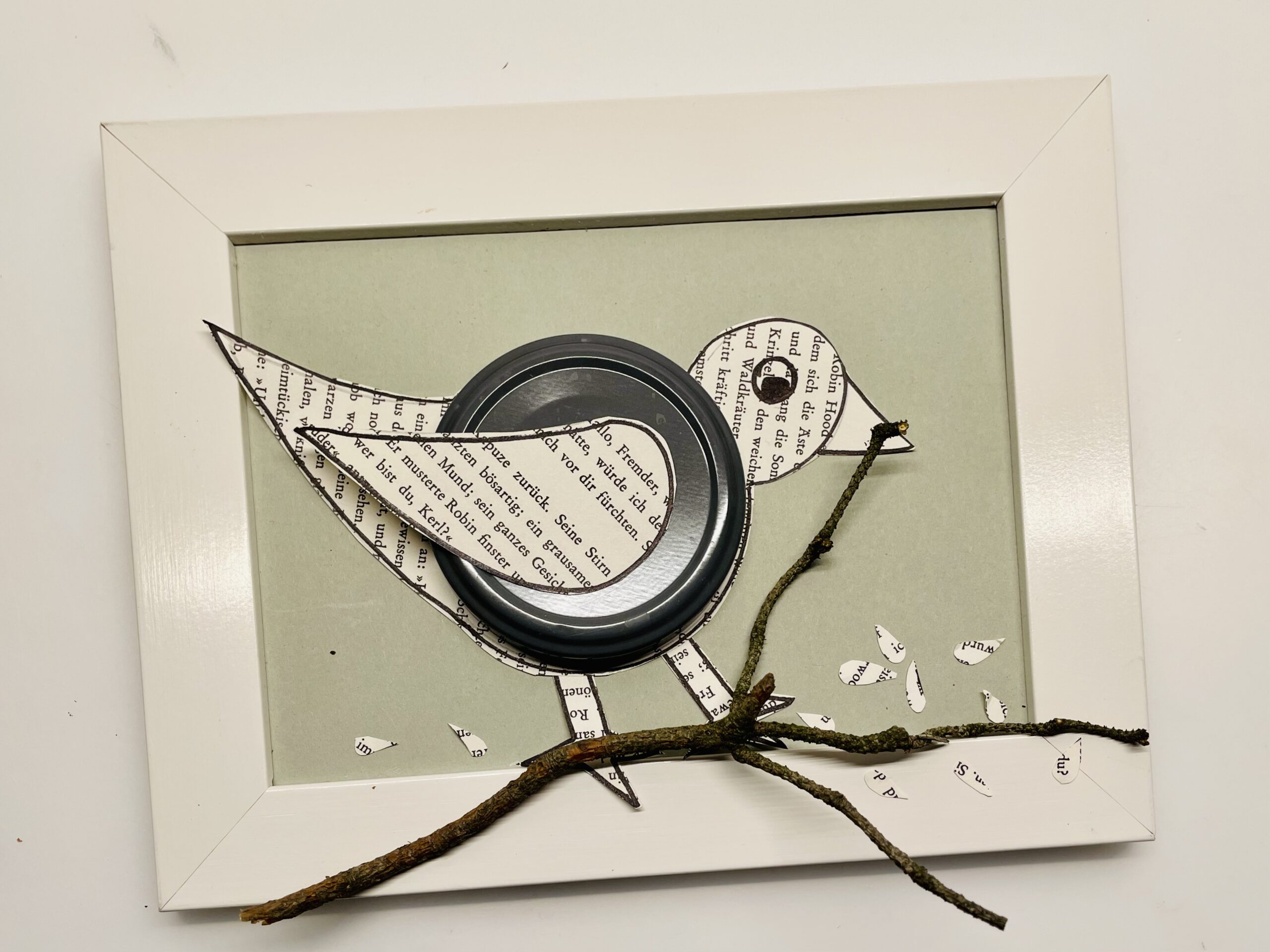 Bild zum Schritt 14 für das Bastel- und DIY-Abenteuer für Kinder: 'Oder setzt den Vogel auf einen Ast.'