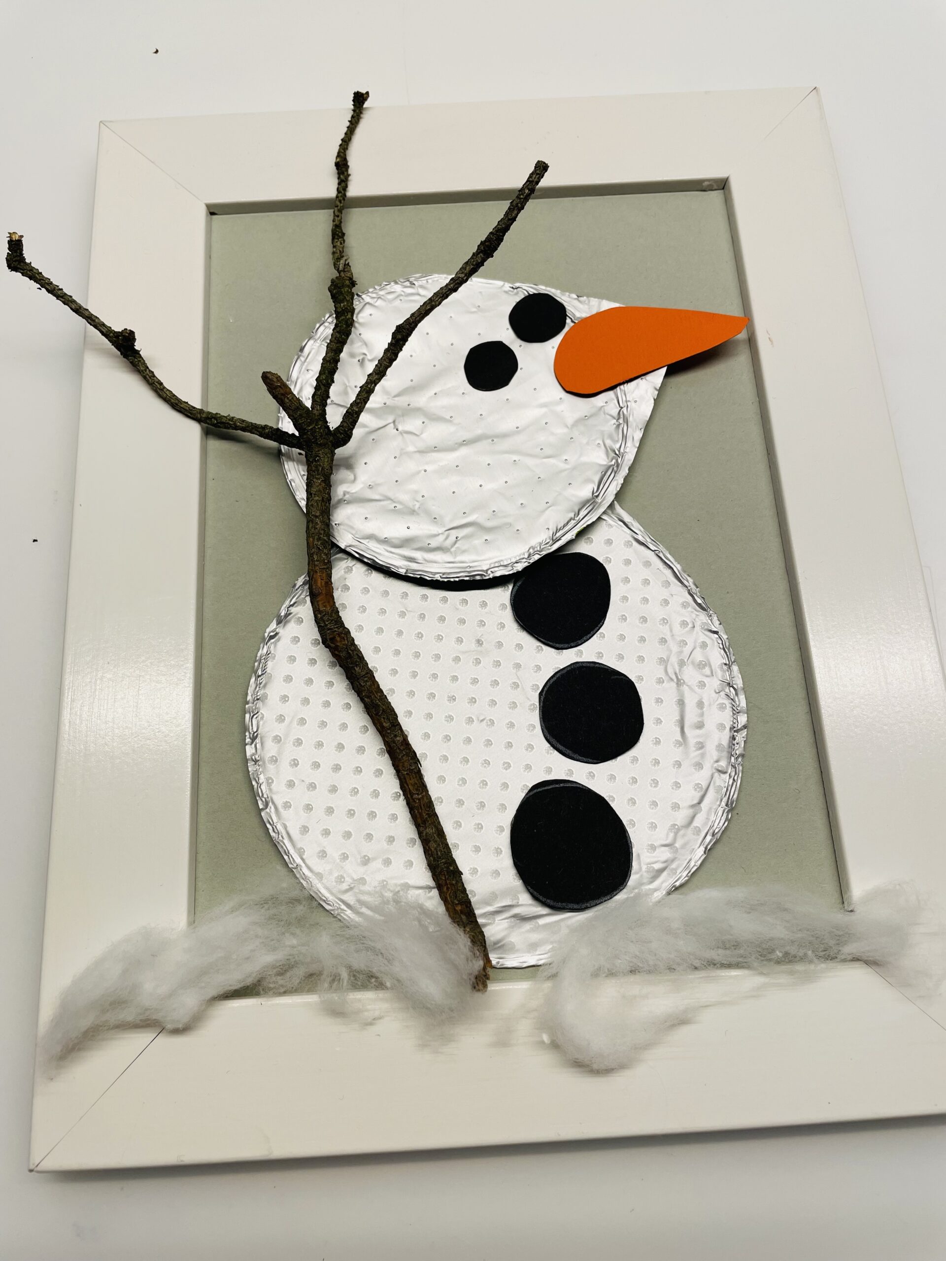 Bild zum Schritt 8 für das Bastel- und DIY-Abenteuer für Kinder: 'Fertig ist der Schneemann.   Verschönert den Schneemann z.B....'