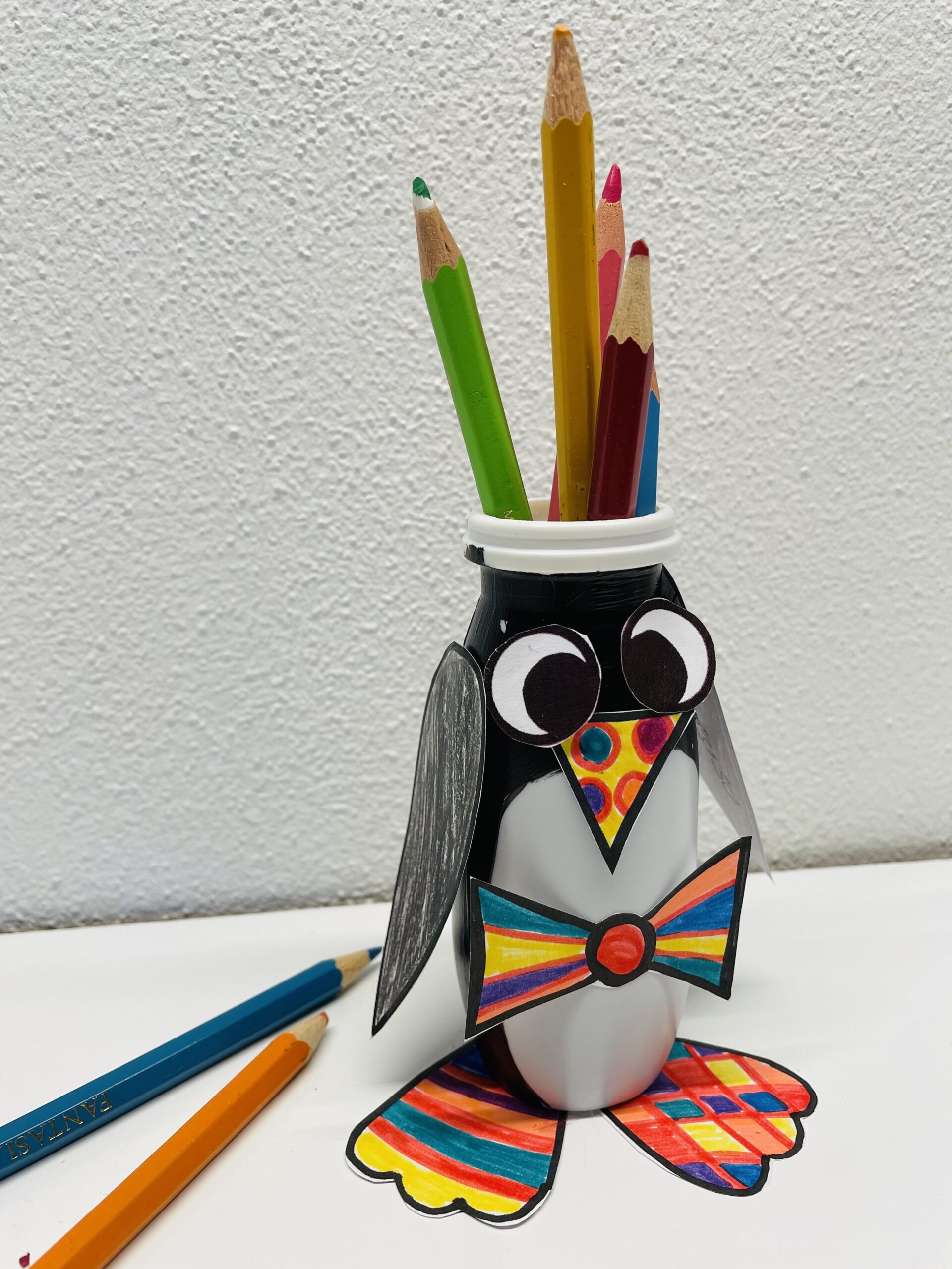 Bild zum Schritt 10 für das Bastel- und DIY-Abenteuer für Kinder: 'Auch als Stiftebox für Buntstifte ist der kleine Pinguin geeignet....'