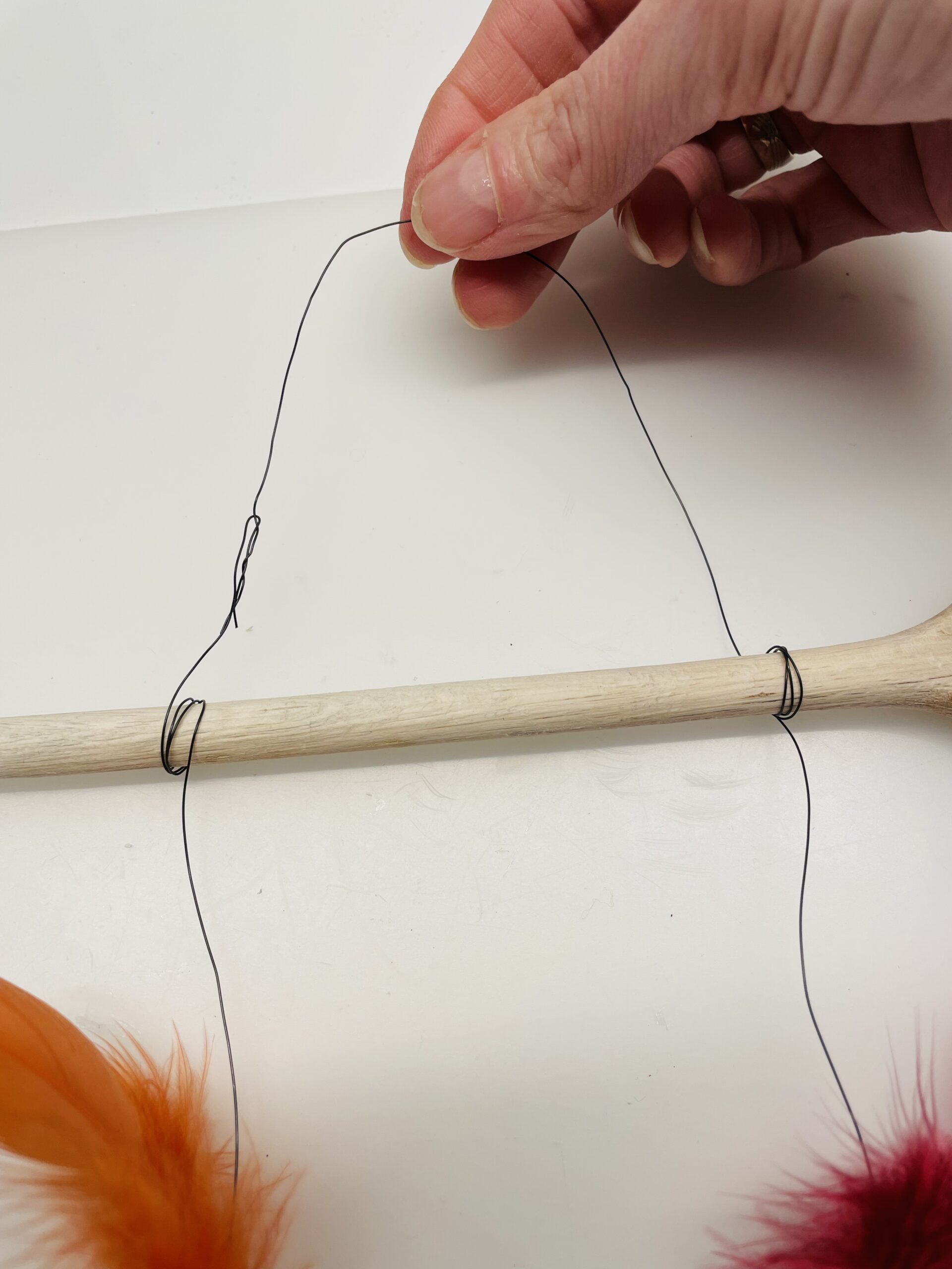 Bild zum Schritt 13 für das Bastel- und DIY-Abenteuer für Kinder: 'Danach biegt ihr das verdrehte Stück Draht gerade.'