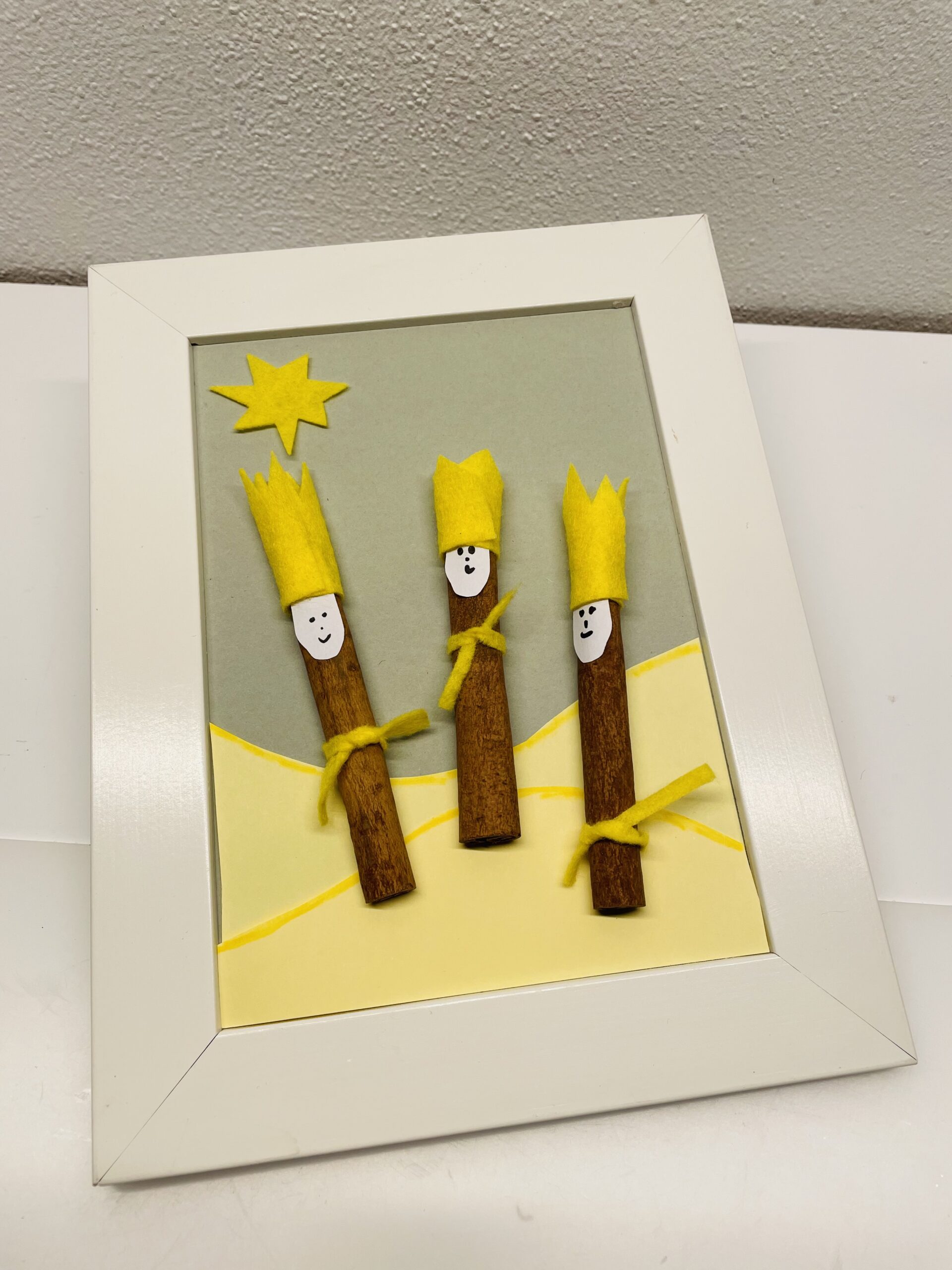 Bild zum Schritt 25 für das Bastel- und DIY-Abenteuer für Kinder: 'Fertig ist euer Rahmen mit den drei Königen.'