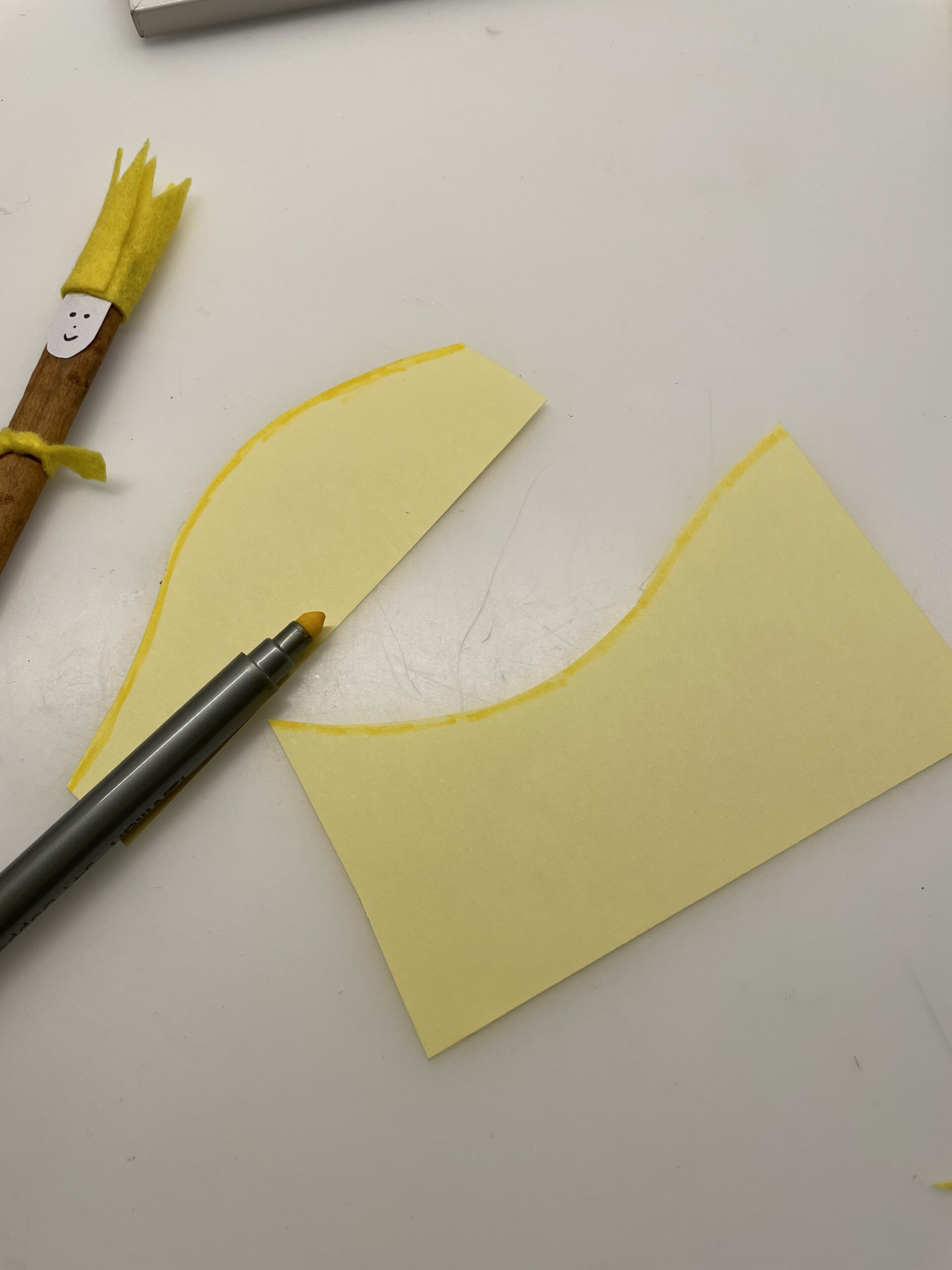 Bild zum Schritt 21 für das Bastel- und DIY-Abenteuer für Kinder: 'Schneidet das gelbe Blatt wellig. Macht zwei Lagen mit zwei...'
