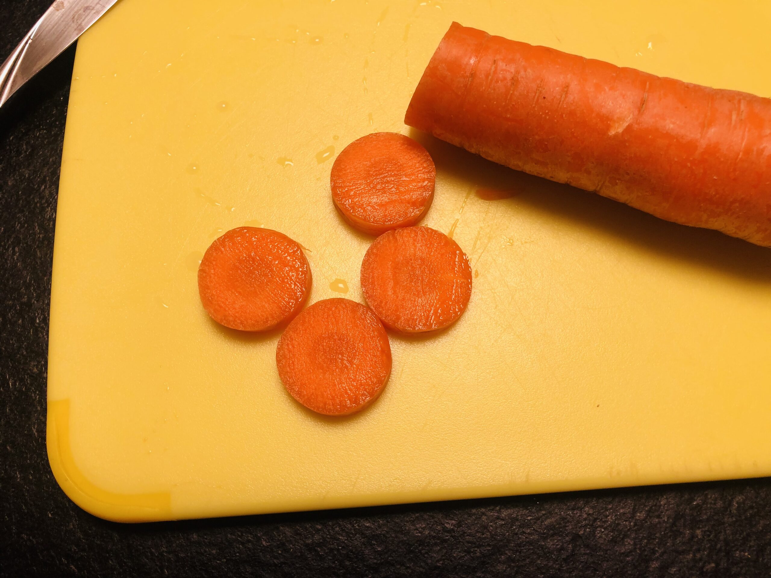 Bild zum Schritt 2 für das Bastel- und DIY-Abenteuer für Kinder: 'Dann schneidet ihr die Karotte in Scheiben.'