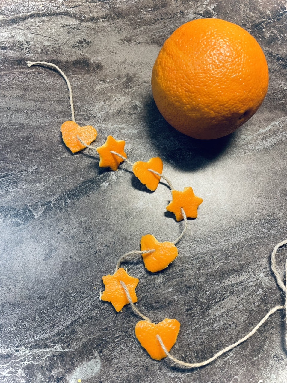 Bild zum Schritt 12 für das Bastel- und DIY-Abenteuer für Kinder: 'Für weitere Girlanden schält ihr weitere Orangen.'