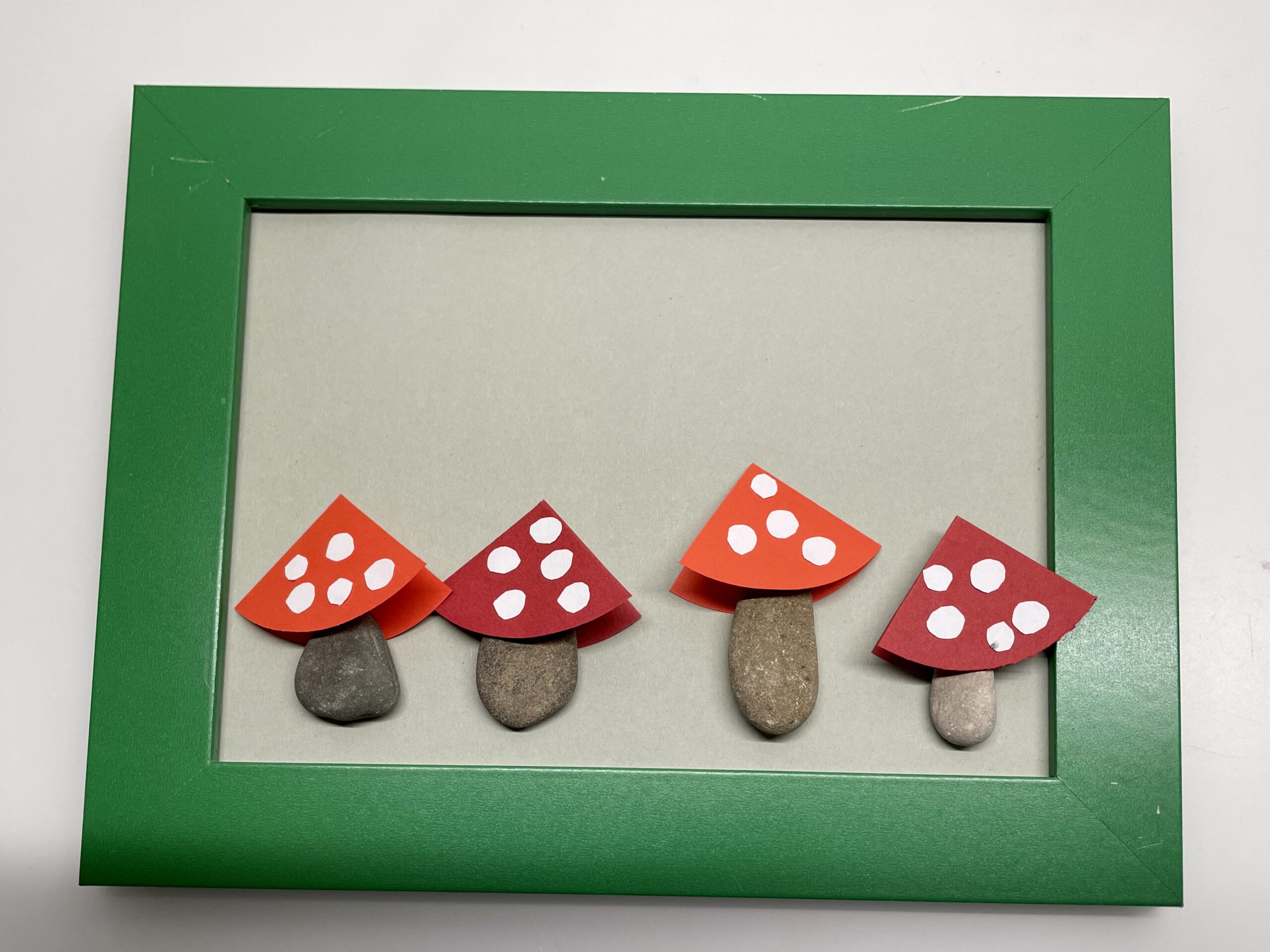 Bild zum Schritt 11 für das Bastel- und DIY-Abenteuer für Kinder: 'Diese Kreise klebt ihr als Punkte auf die Pilze. Es...'
