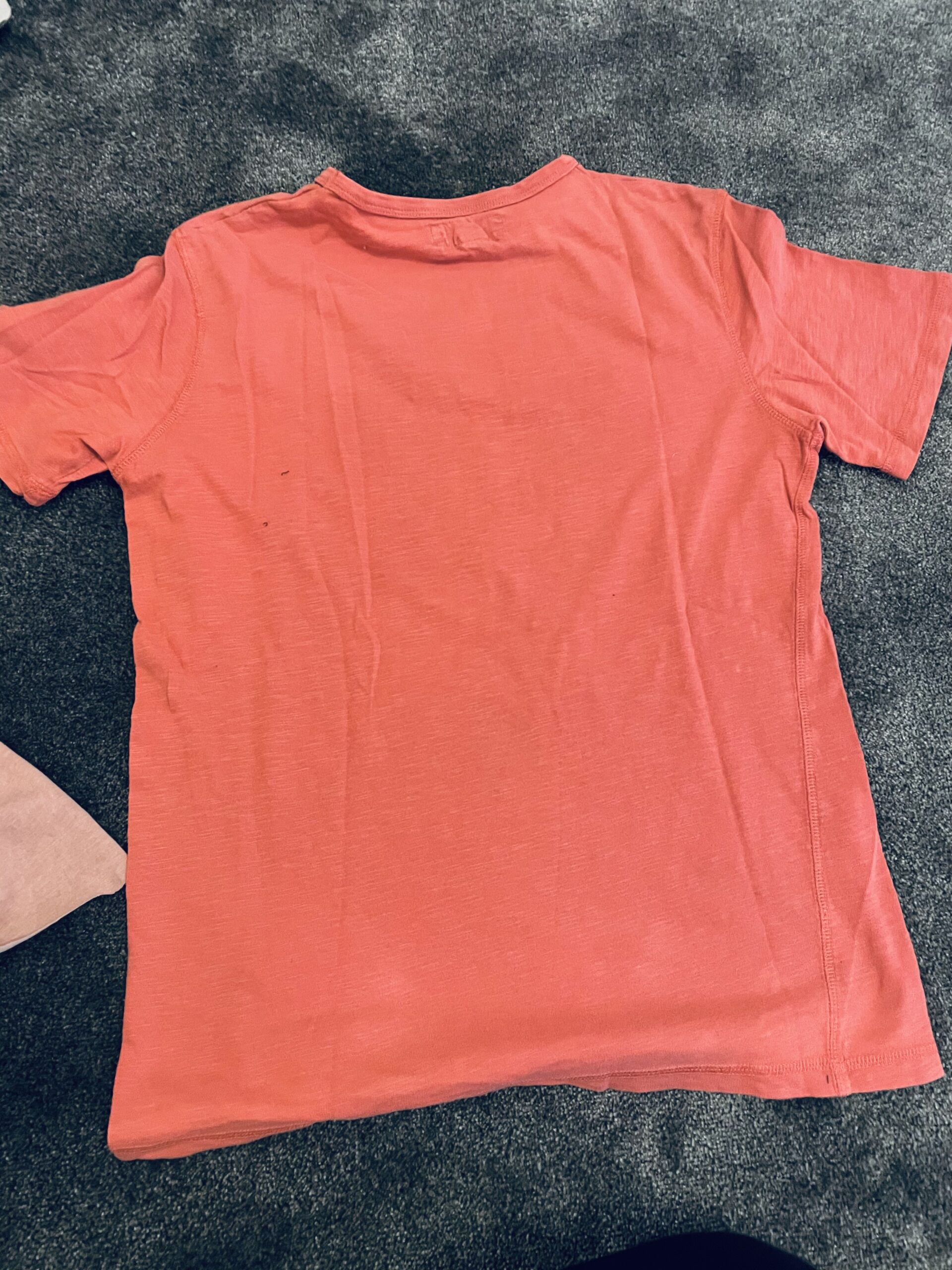 Bild zum Schritt 1 für das Bastel- und DIY-Abenteuer für Kinder: 'Verwendet hierfür ein rosafarbenes T-Shirt ohne Aufdruck.   ...'