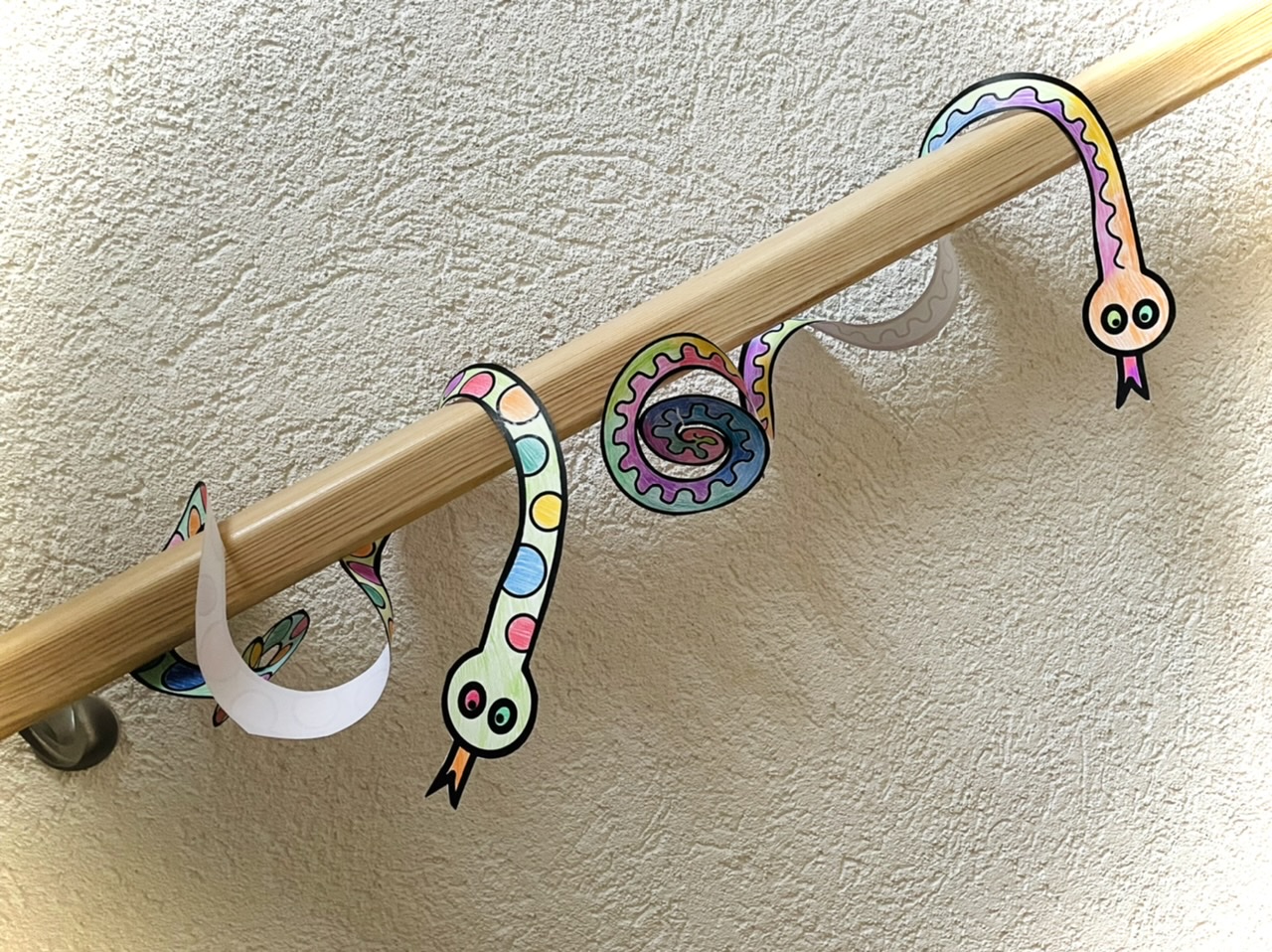 Bild zum Schritt 17 für das Bastel- und DIY-Abenteuer für Kinder: 'Oder ihr verwendet die Schlangen als Girlande zum Aufhängen oder...'