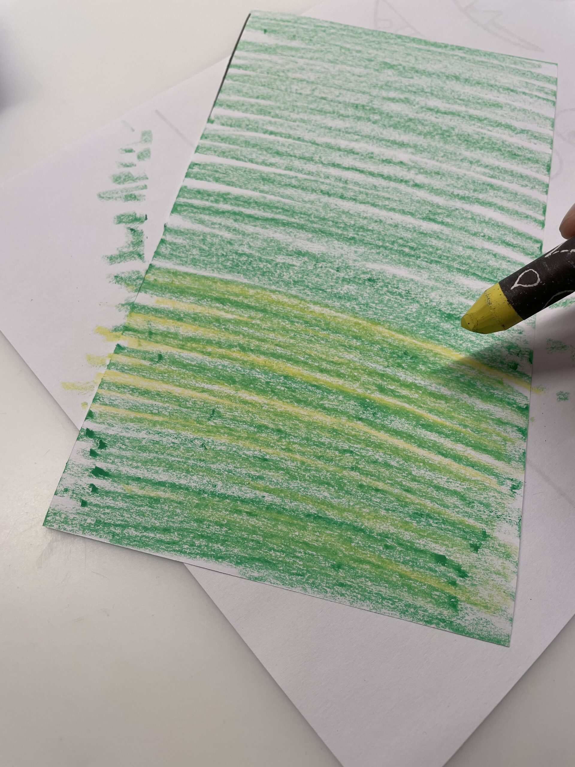 Bild zum Schritt 5 für das Bastel- und DIY-Abenteuer für Kinder: 'Malt z.B. Farbverläufe oder mischt ähnliche Farbtöne.'
