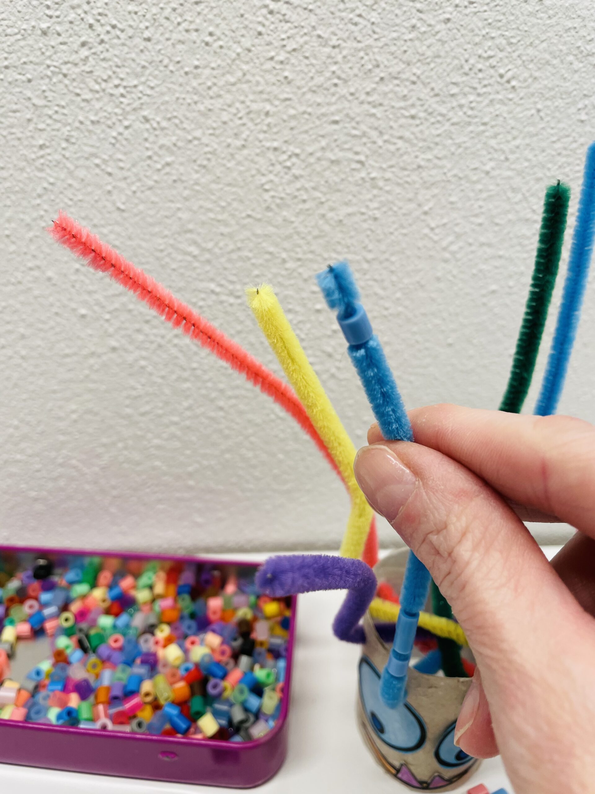 Bild zum Schritt 11 für das Bastel- und DIY-Abenteuer für Kinder: 'Zum Farbenlernen wählt ihr die Bügelperlenen in der Farbe des...'
