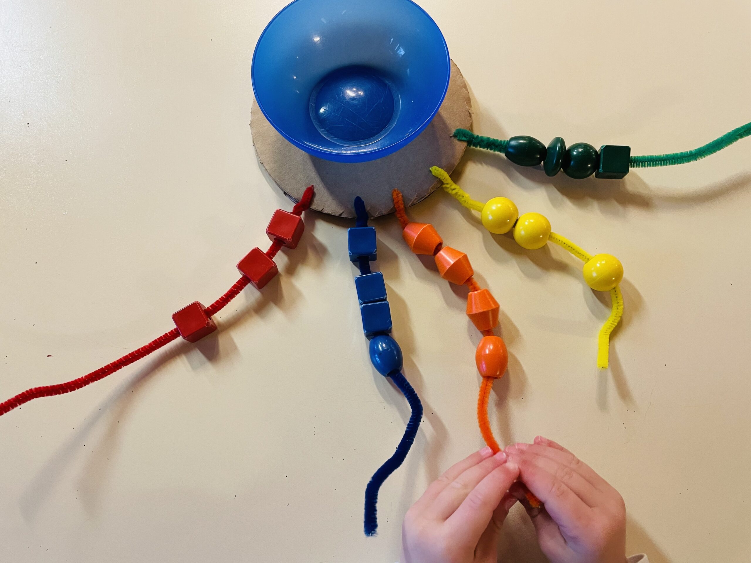Bild zum Schritt 14 für das Bastel- und DIY-Abenteuer für Kinder: 'Verwendet die Farben, die ihr mit den Kindern einüben wollt....'