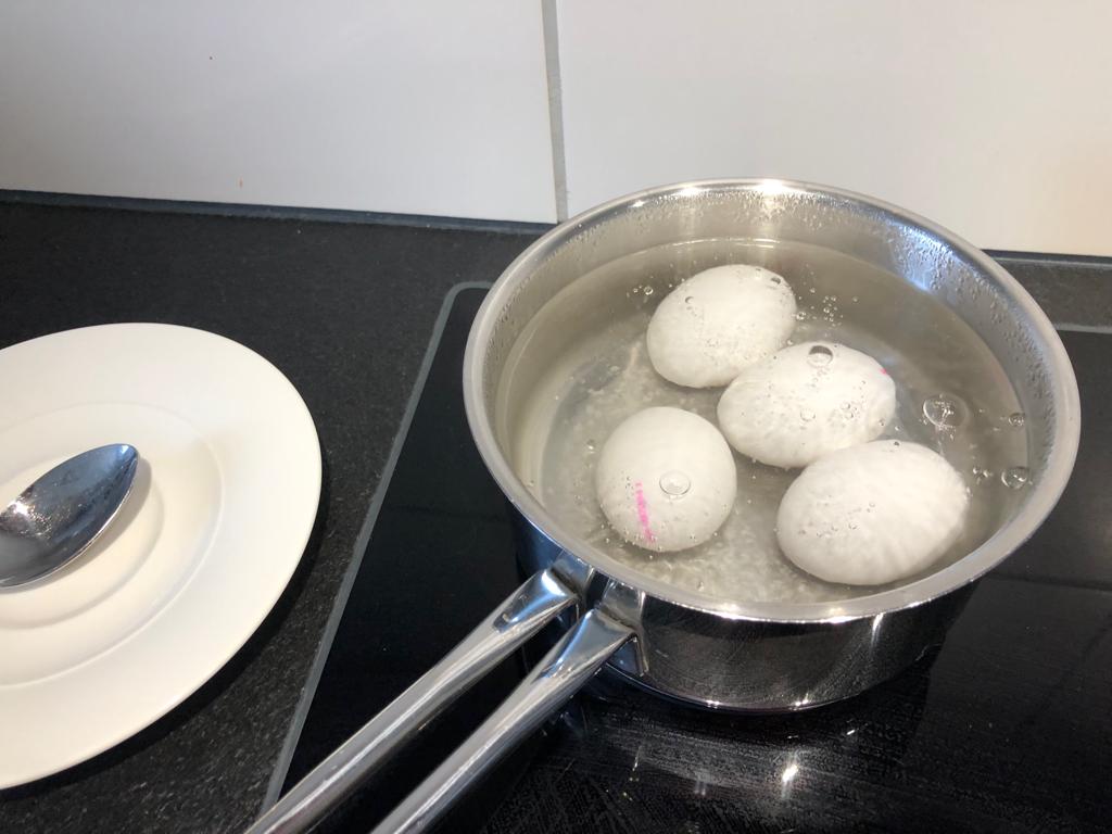 Bild zum Schritt 3 für die Kinder-Beschäftigung: 'Lasst die Eier 10 Minuten kochen, so dass sie hart...'