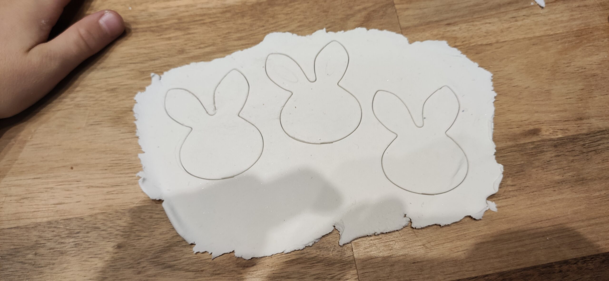 2. Bild zum Schritt 4 für das Bastel- und DIY-Abenteuer für Kinder: 'Dann stecht ihr die Formen aus. Dafür platziert ihr einen...'