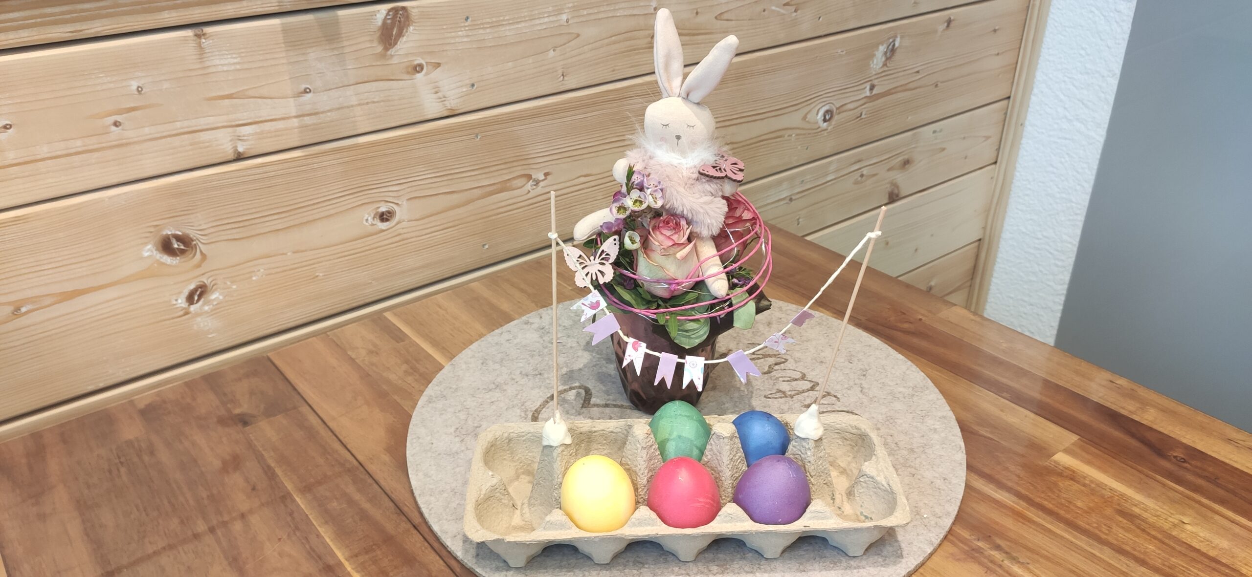 Bild zum Schritt 11 für das Bastel- und DIY-Abenteuer für Kinder: 'Sobald die Eier getrocknet sind dekoriert ihr damit den Ostertisch...'