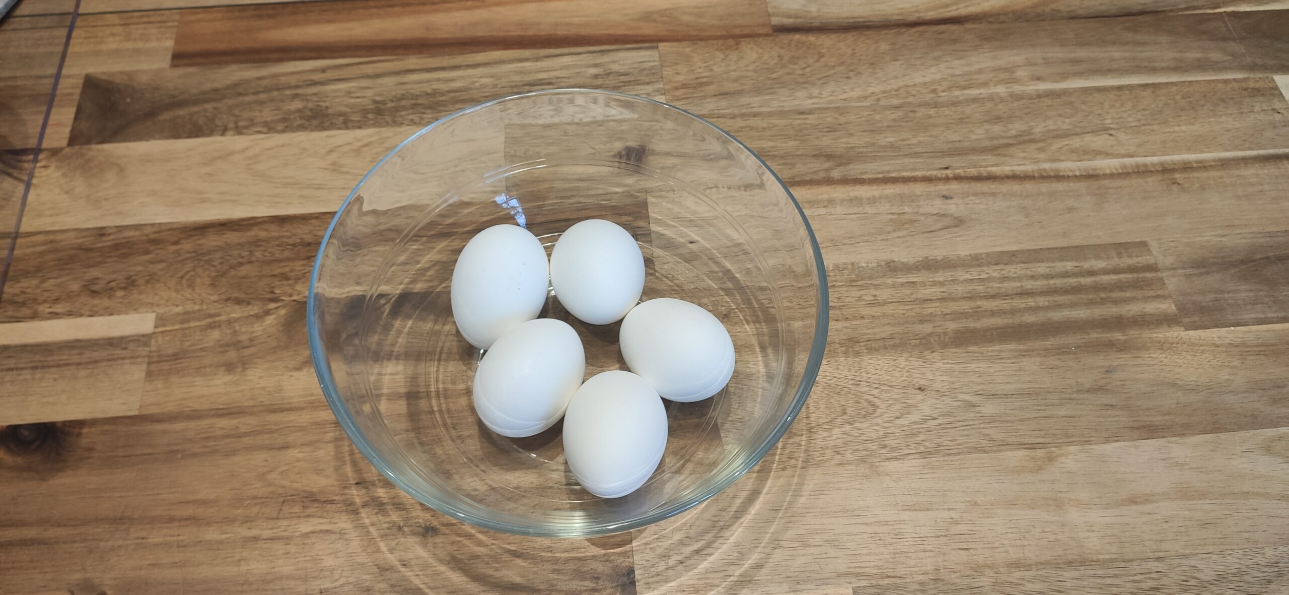 Bild zum Schritt 1 für das Bastel- und DIY-Abenteuer für Kinder: 'Zuerst stellt ihr euch die gekochten Eier bereit.'