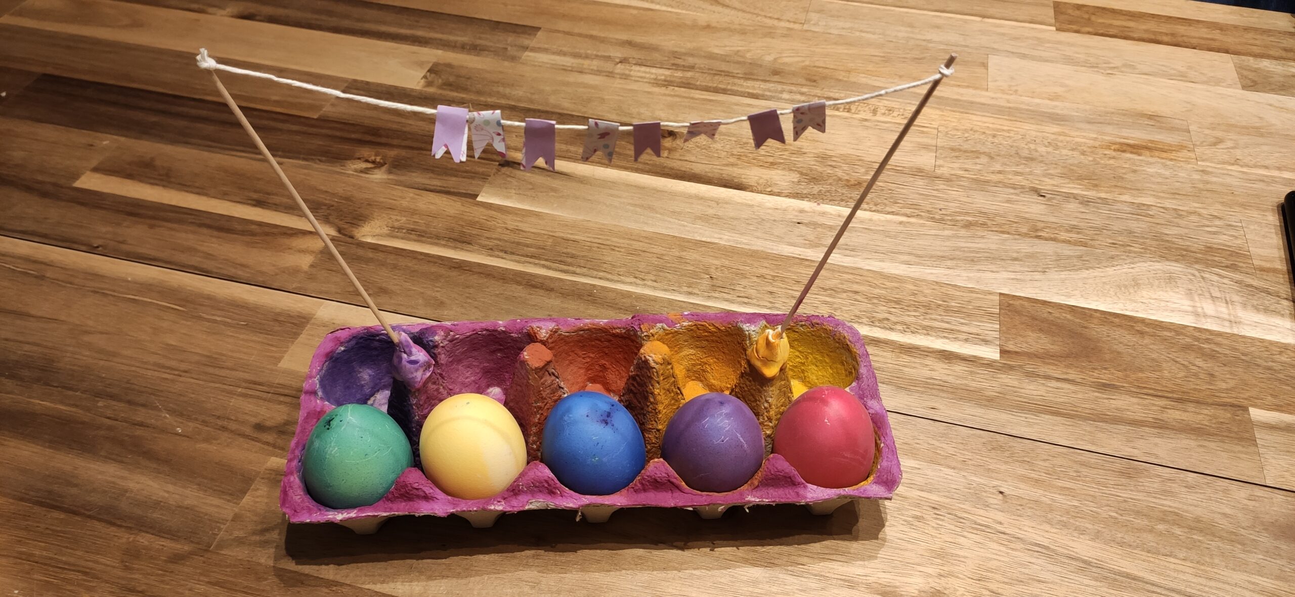 Bild zum Schritt 17 für die Kinder-Beschäftigung: 'Abschließend dekoriert ihr den Eierkarton z.B. mit Moos und andere...'