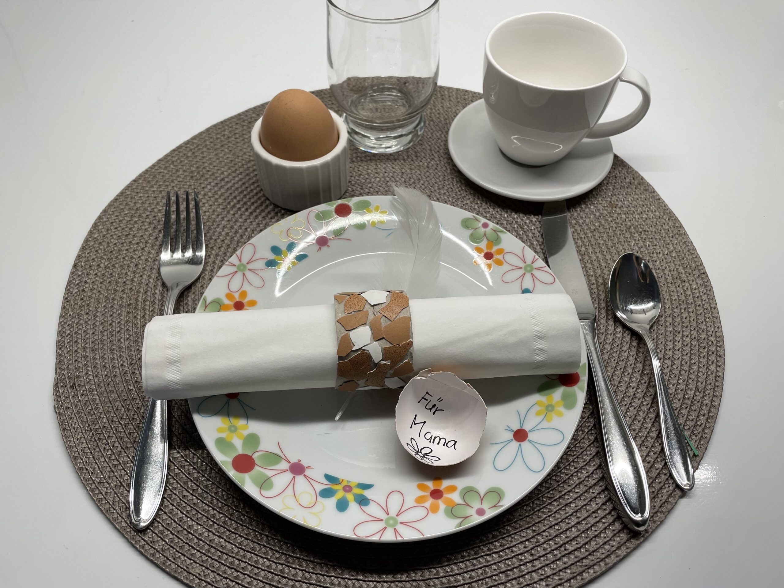 Bild zum Schritt 10 für die Kinder-Beschäftigung: 'Frühstückstisch mit Ostergruß.'