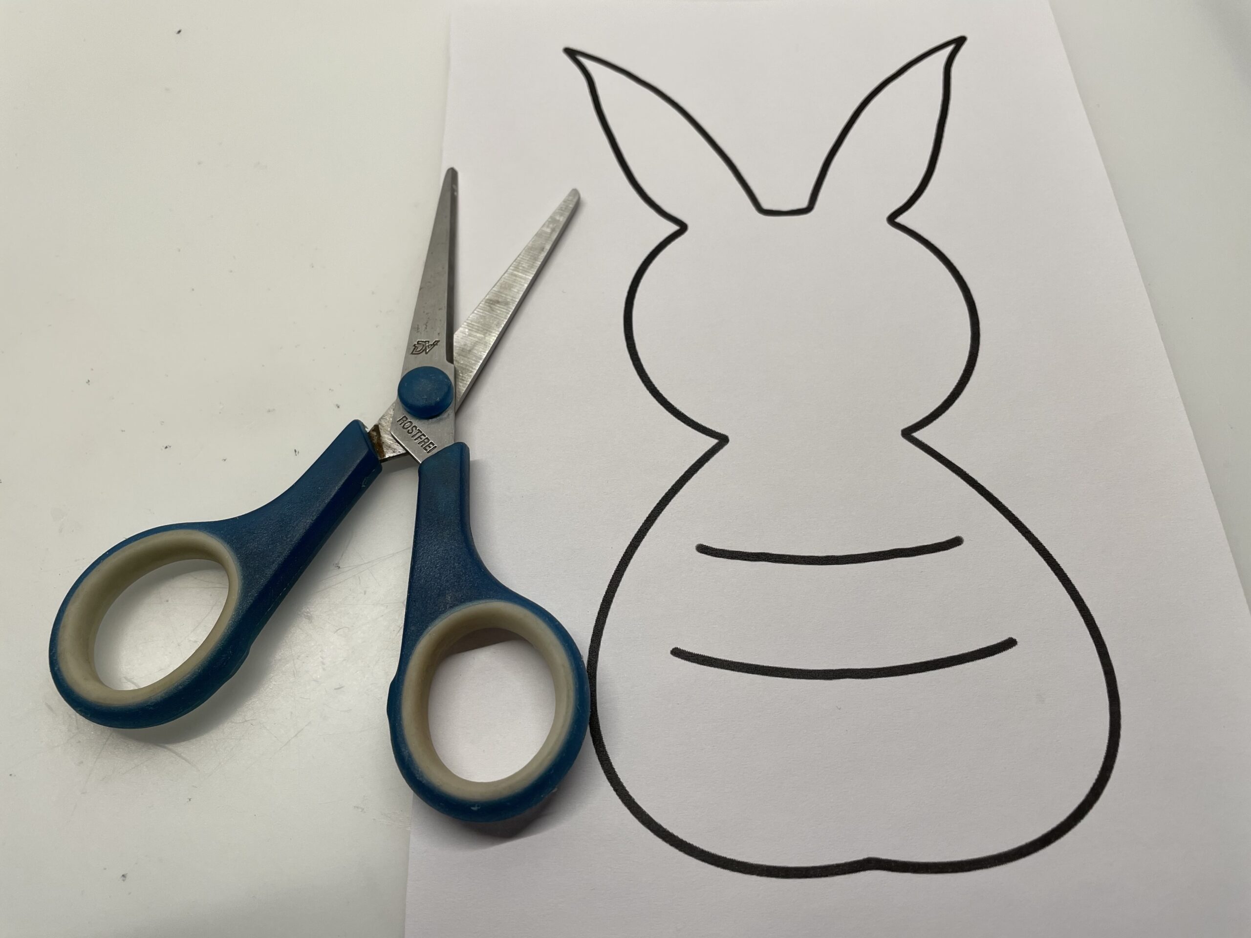 Bild zum Schritt 1 für das Bastel- und DIY-Abenteuer für Kinder: 'Verwendet die Vorlage oder malt euch zuerst euren eigenen Hasen...'