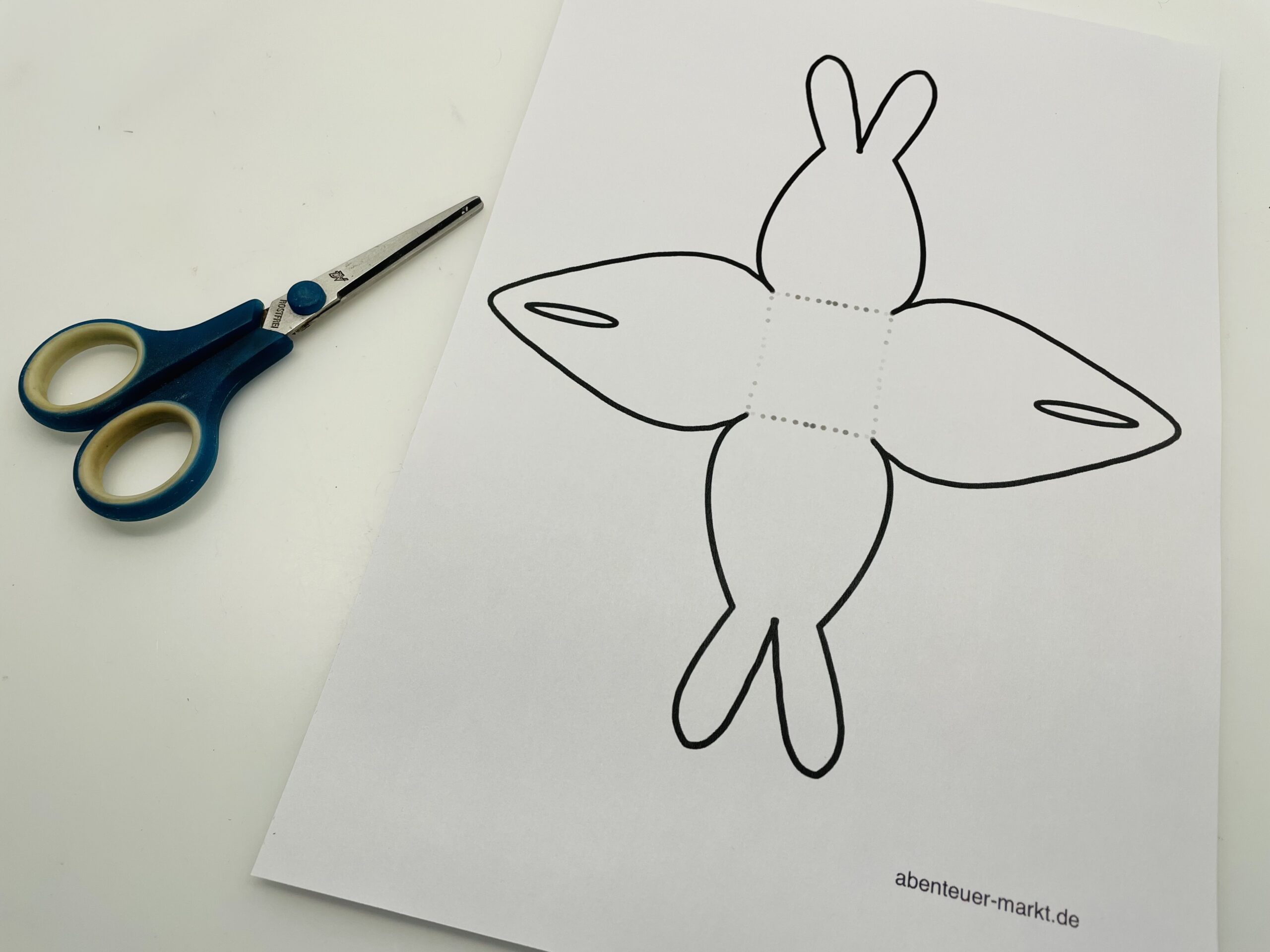 Bild zum Schritt 1 für das Bastel- und DIY-Abenteuer für Kinder: 'Druckt zuerst die Vorlage auf einem Kopierpapier aus.'