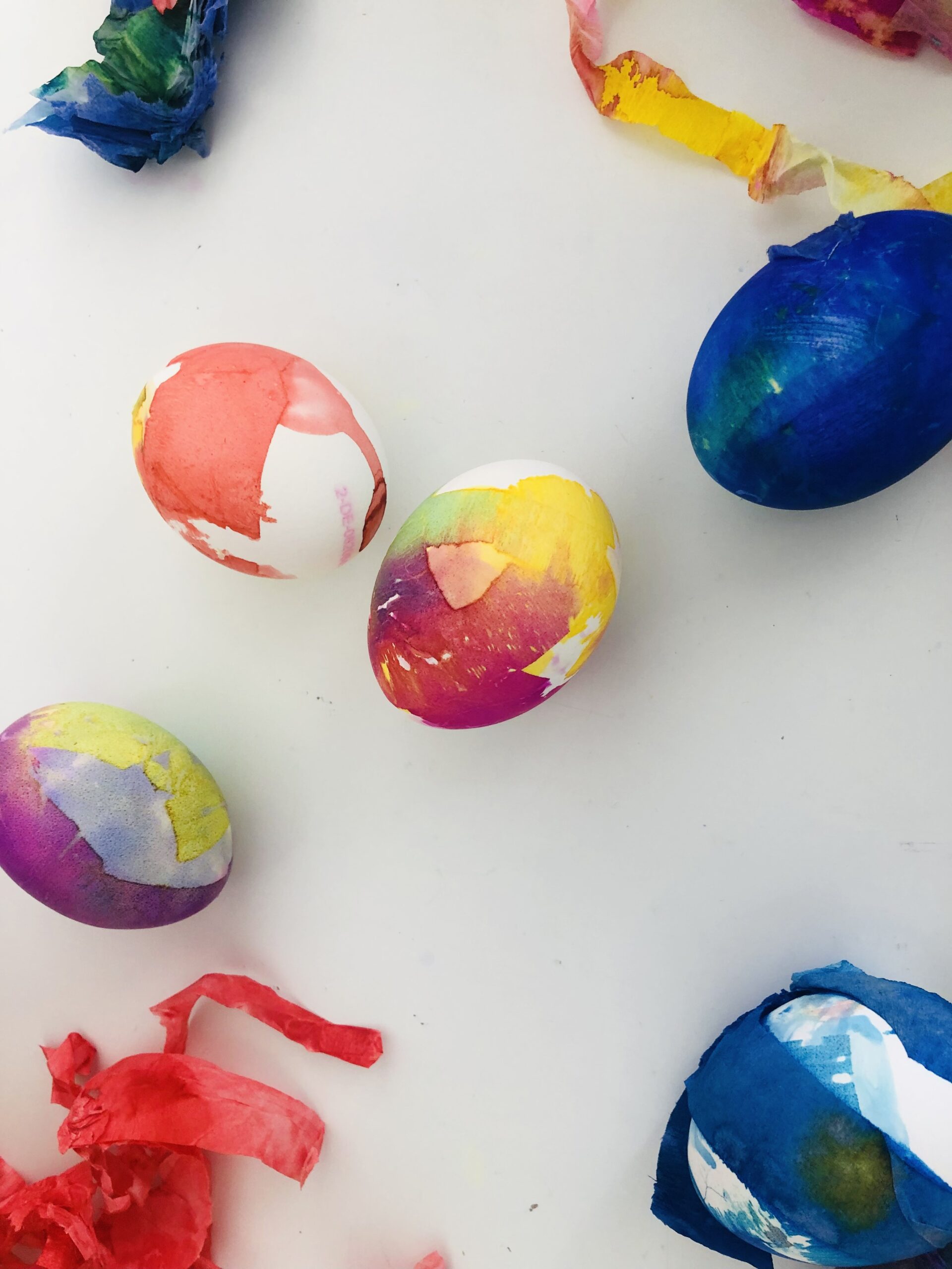 Bild zum Schritt 10 für die Kinder-Beschäftigung: 'Zum Vorschein kommen wunderschön eingefärbte Eier.'