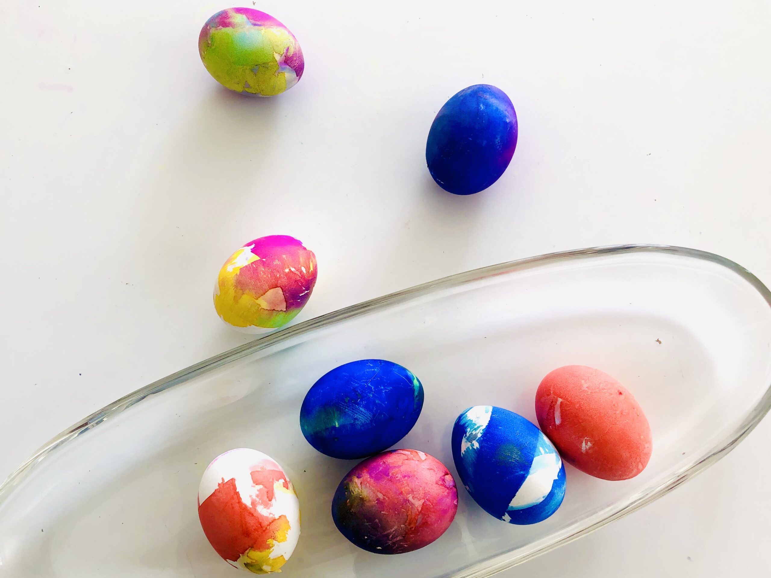Bild zum Schritt 11 für die Kinder-Beschäftigung: 'Die Eier leuchten in schönen bunten Farben.'