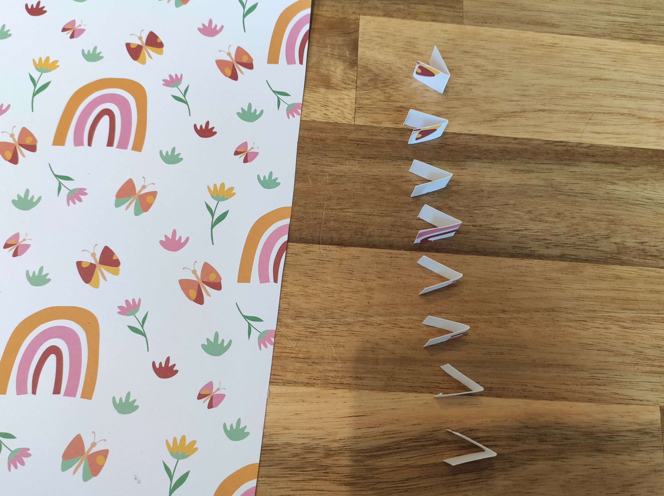 Bild zum Schritt 10 für das Bastel- und DIY-Abenteuer für Kinder: 'Nun faltet ihr jedes Papierstück einmal in der Mitte zusammen....'