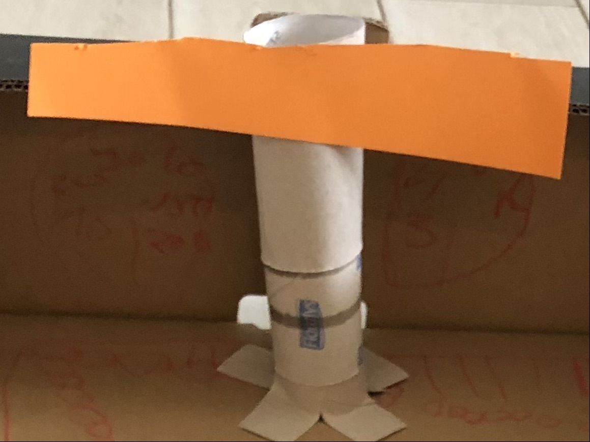 Bild zum Schritt 17 für das Bastel- und DIY-Abenteuer für Kinder: 'Hier ein Rennauto mit einem Lenkrad aus Papprollen.'
