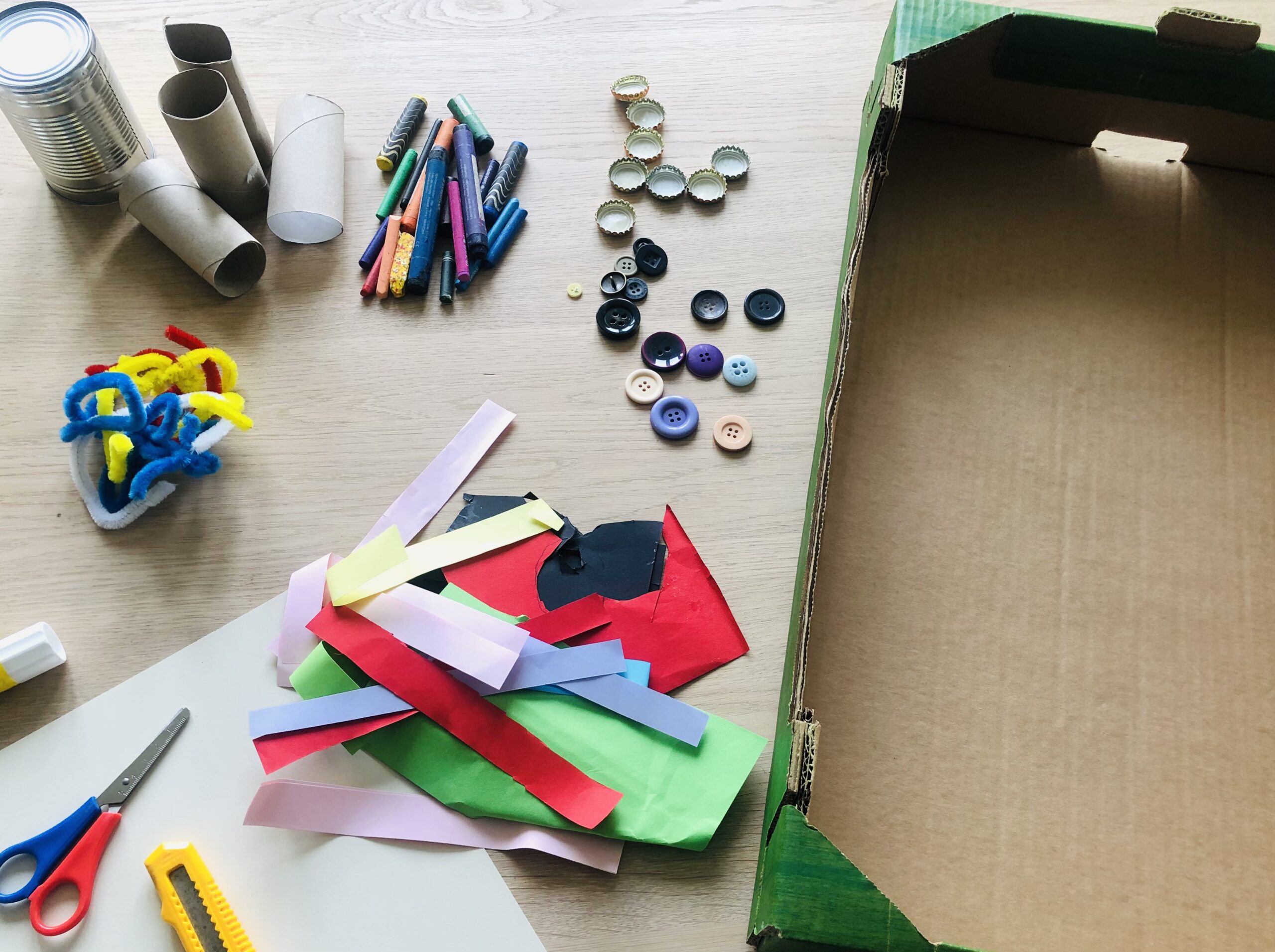 Bild zum Schritt 1 für das Bastel- und DIY-Abenteuer für Kinder: 'Sucht zuerst alle Materialien zusammen. Verwendet was ihr zuhause habt...'