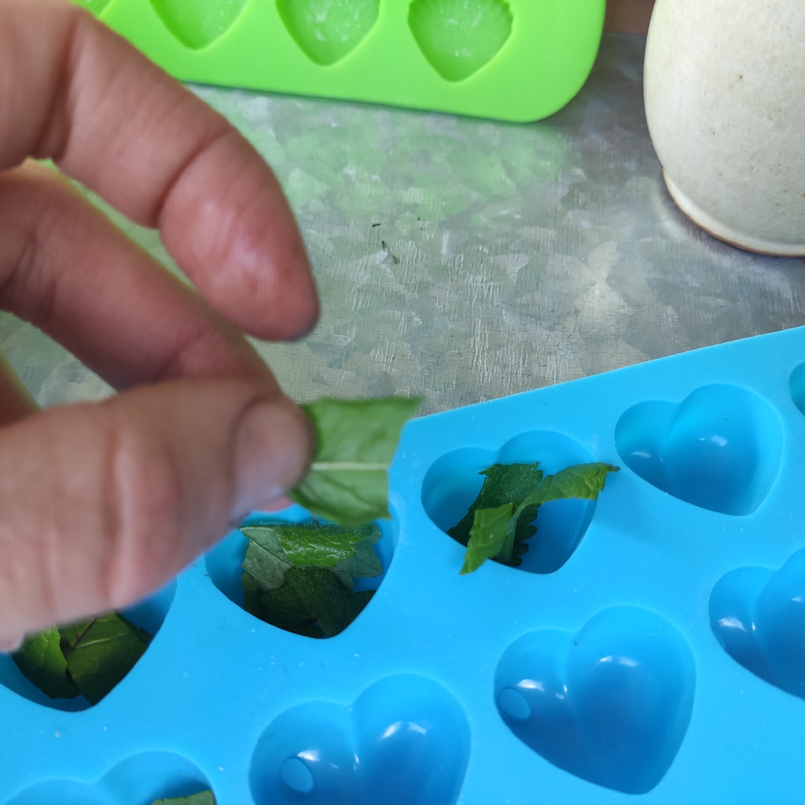 Bild zum Schritt 2 für das Bastel- und DIY-Abenteuer für Kinder: 'Als nächstes zupft ihr eure Kräuterblätter mit den Fingern klein,...'